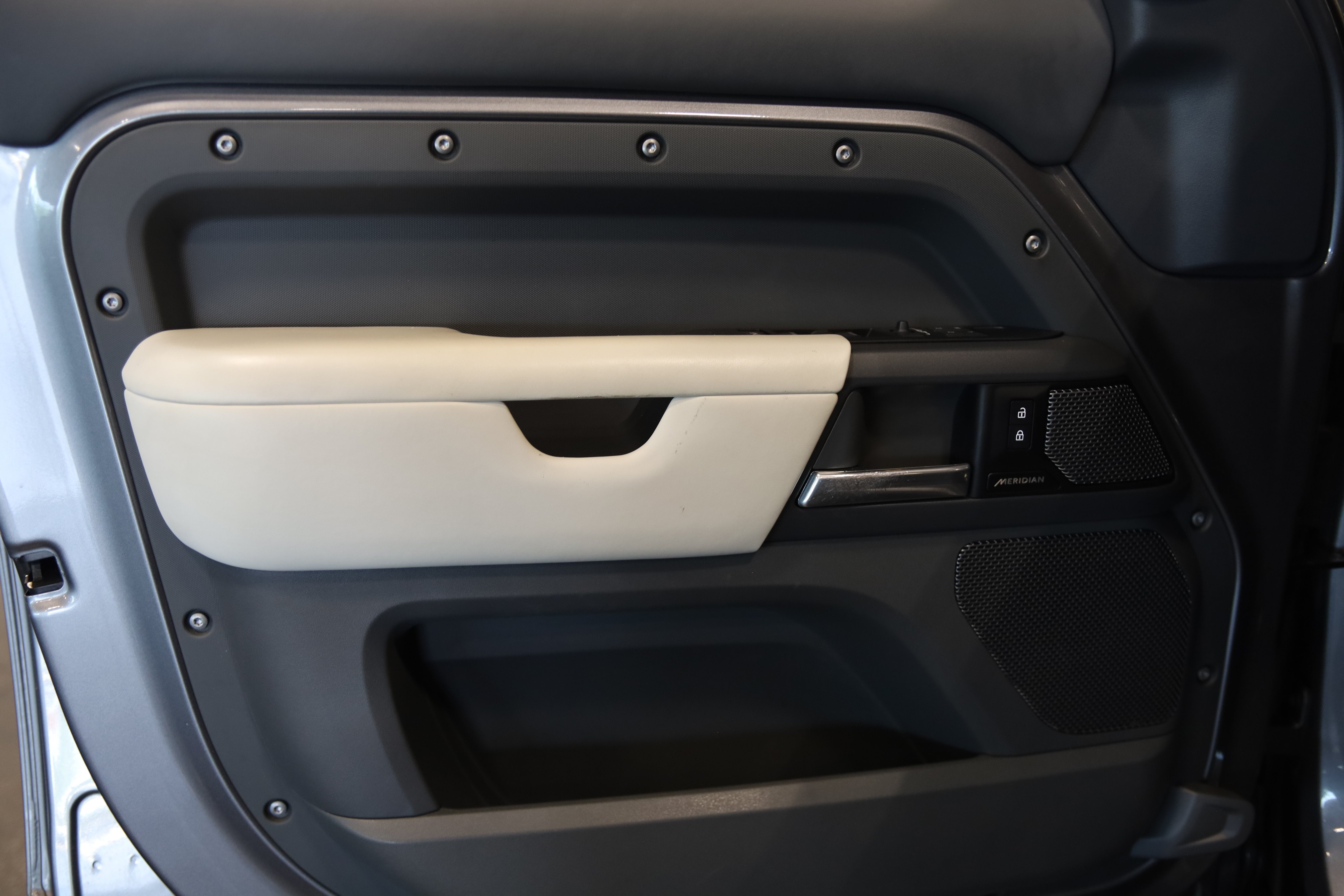 2023 Land Rover Defender X-Dynamic SE