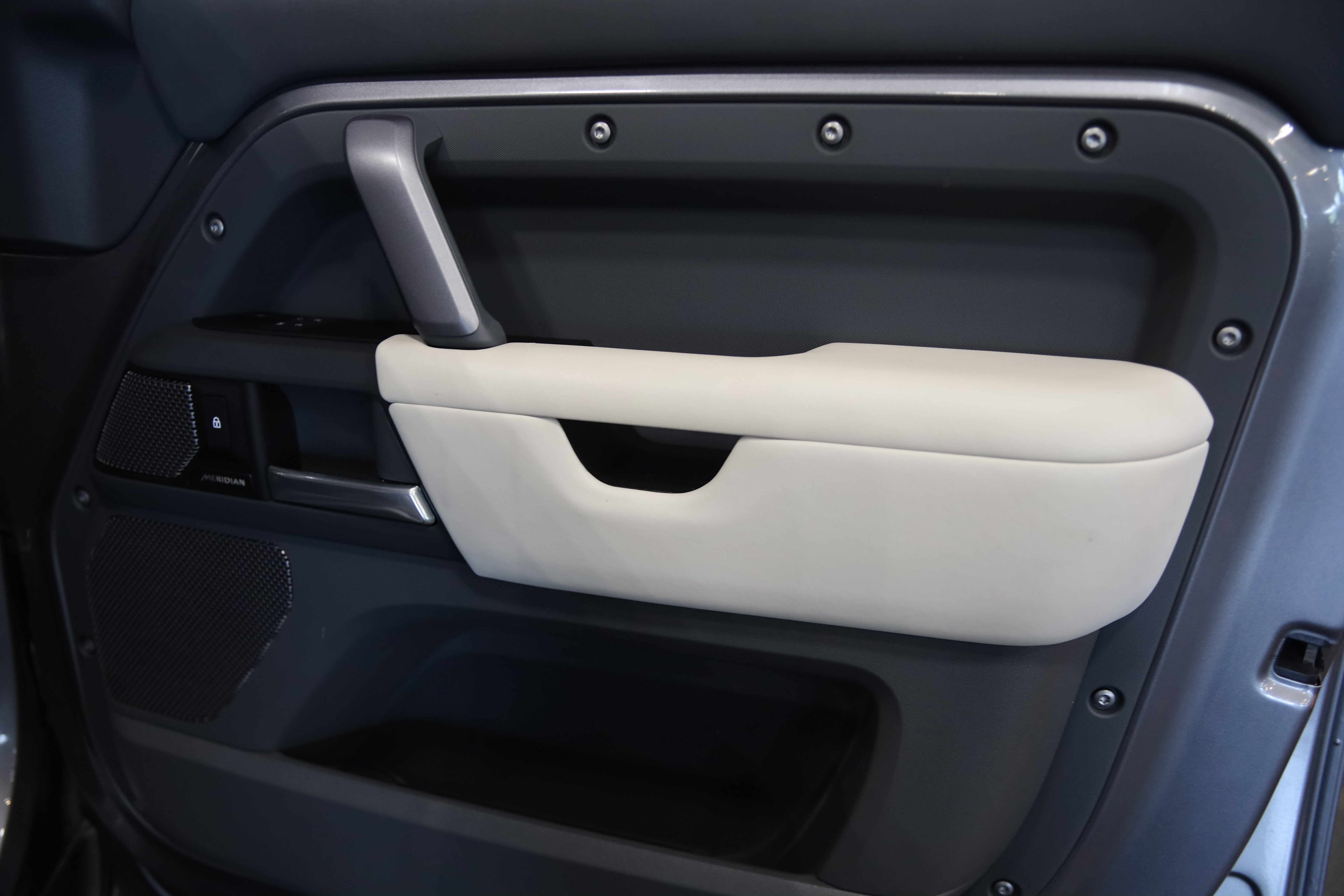 2023 Land Rover Defender X-Dynamic SE