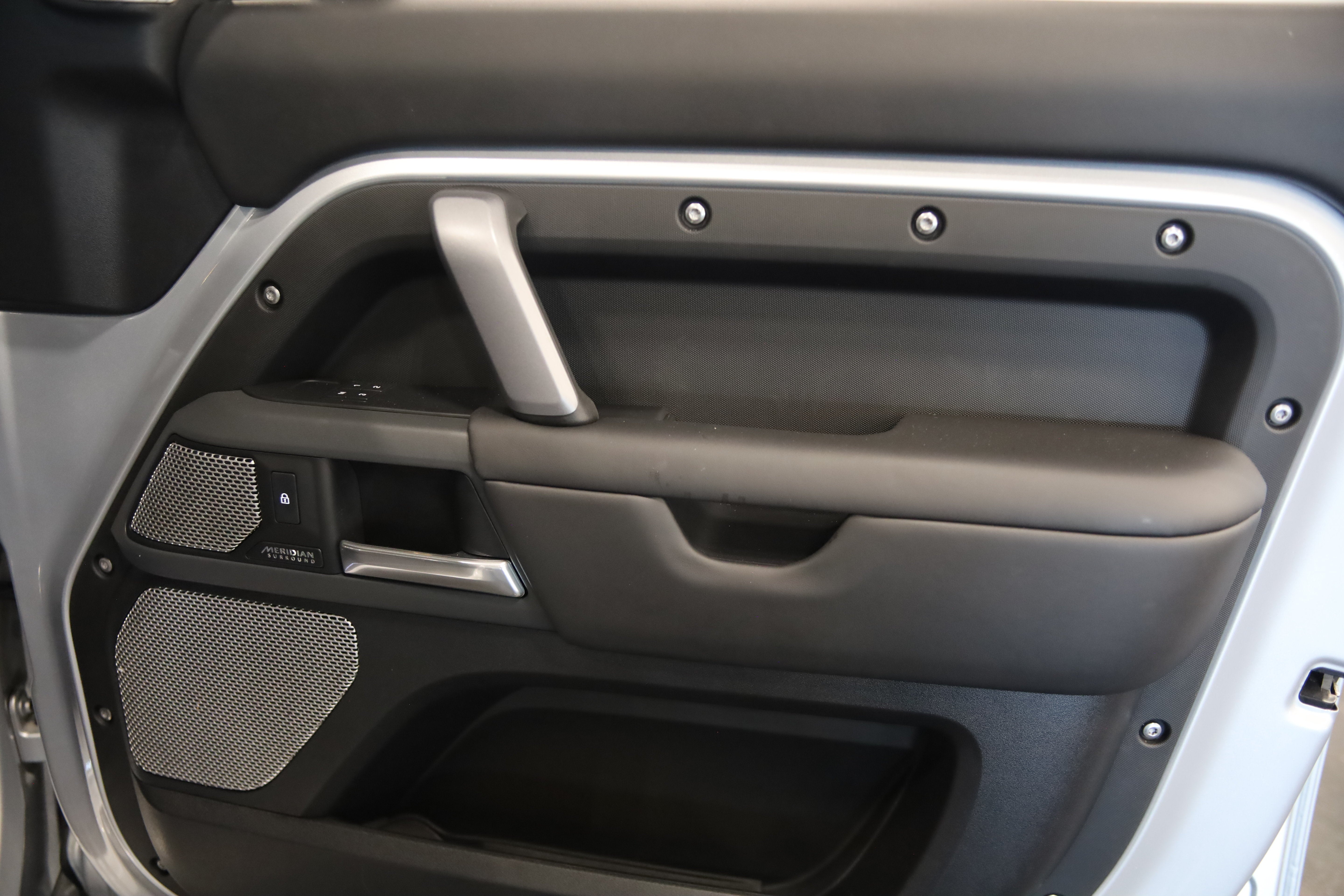 2024 Land Rover Defender X-Dynamic SE