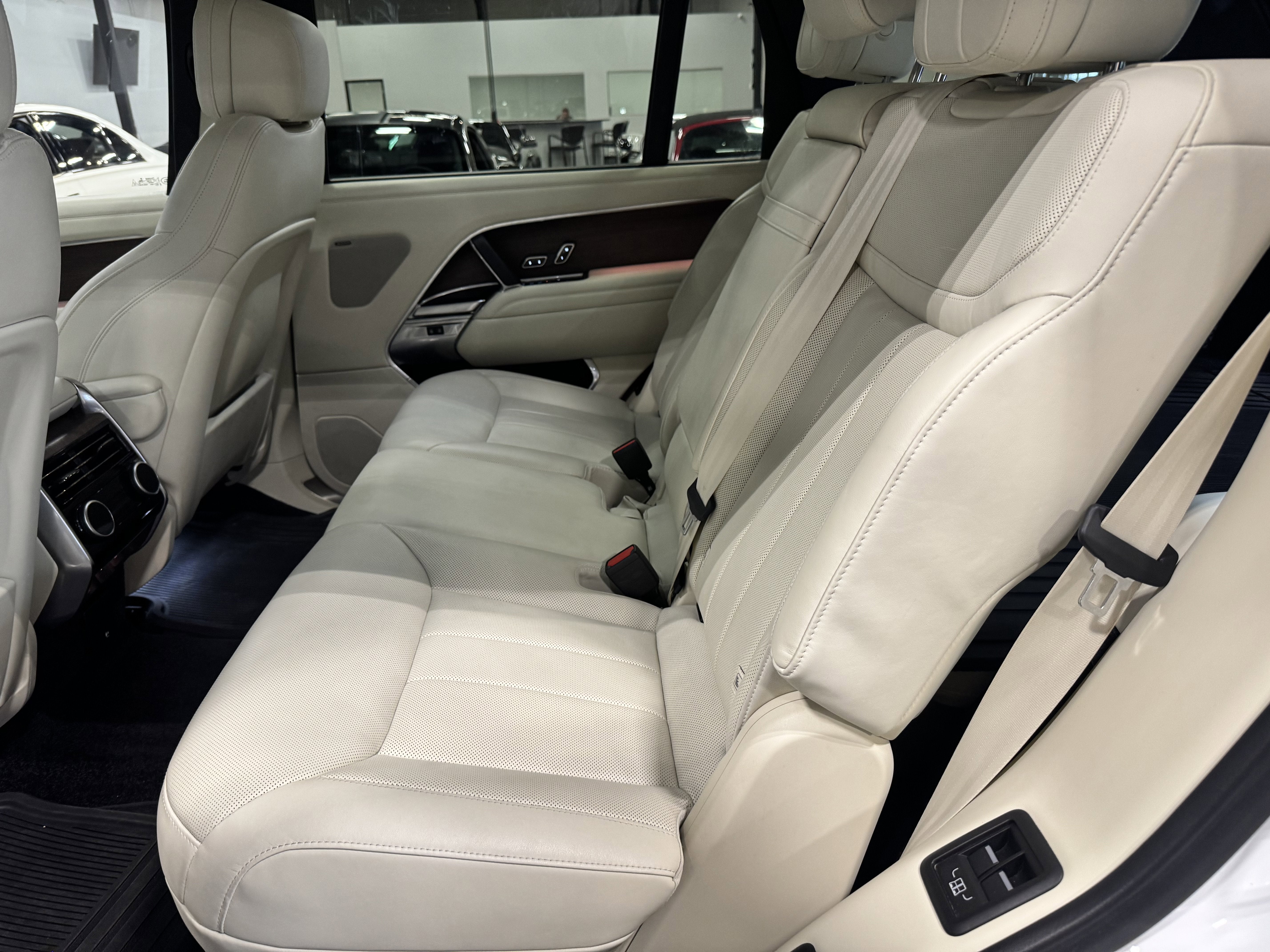 2025 Land Rover Range Rover SE