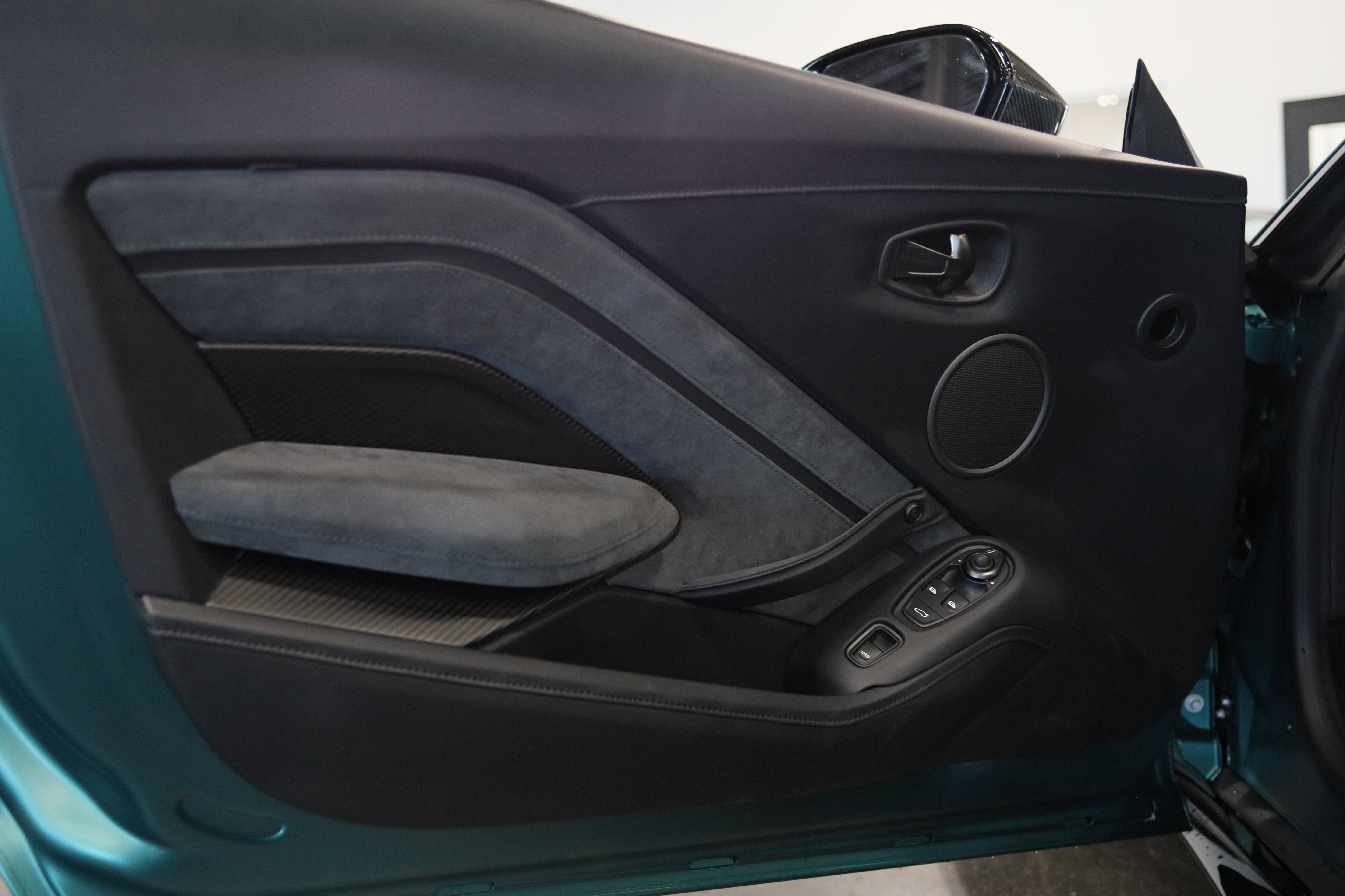 2023 Aston Martin Vantage Base