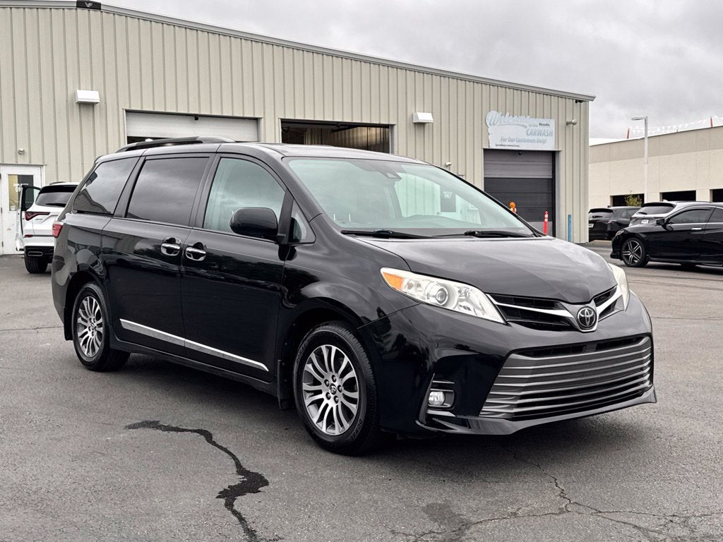 2019 Toyota Sienna XLE FWD photo