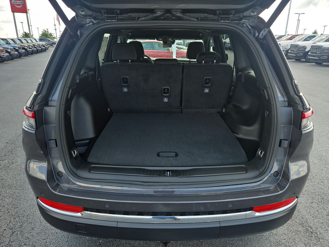 2025 Jeep Grand Cherokee GRAND CHEROKEE LAREDO 4X4