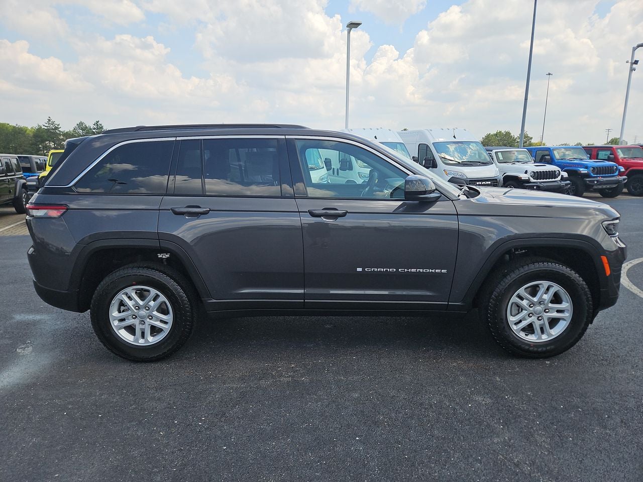 2025 Jeep Grand Cherokee GRAND CHEROKEE LAREDO 4X4