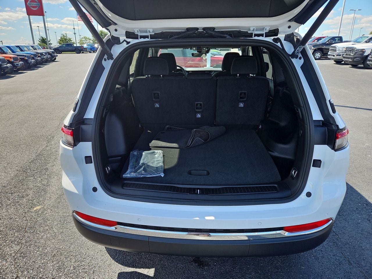 2025 Jeep Grand Cherokee GRAND CHEROKEE LAREDO 4X4