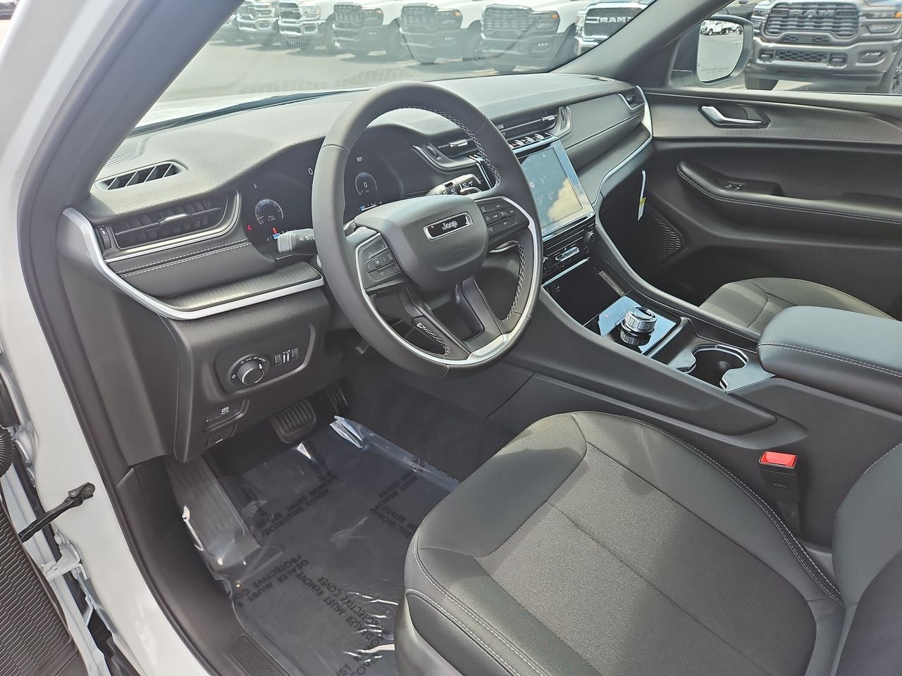 2025 Jeep Grand Cherokee GRAND CHEROKEE L LAREDO 4X4