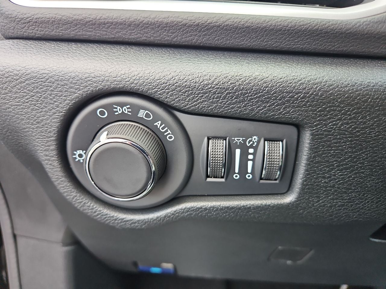 2025 Chrysler Voyager VOYAGER LX