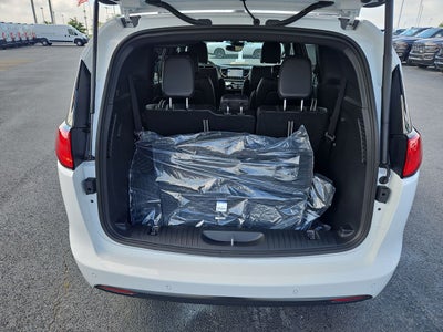 2025 Chrysler Voyager VOYAGER LX