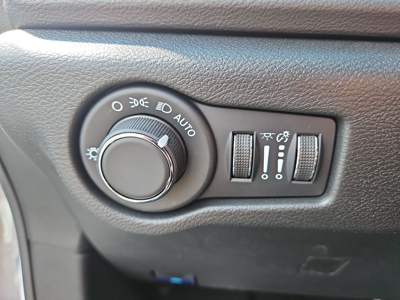 2025 Chrysler Voyager VOYAGER LX