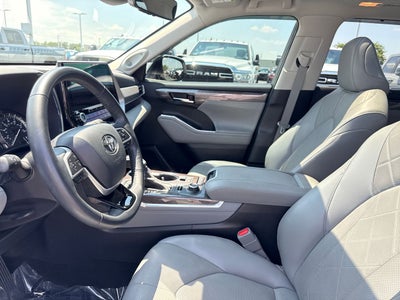 2022 Toyota Highlander Platinum