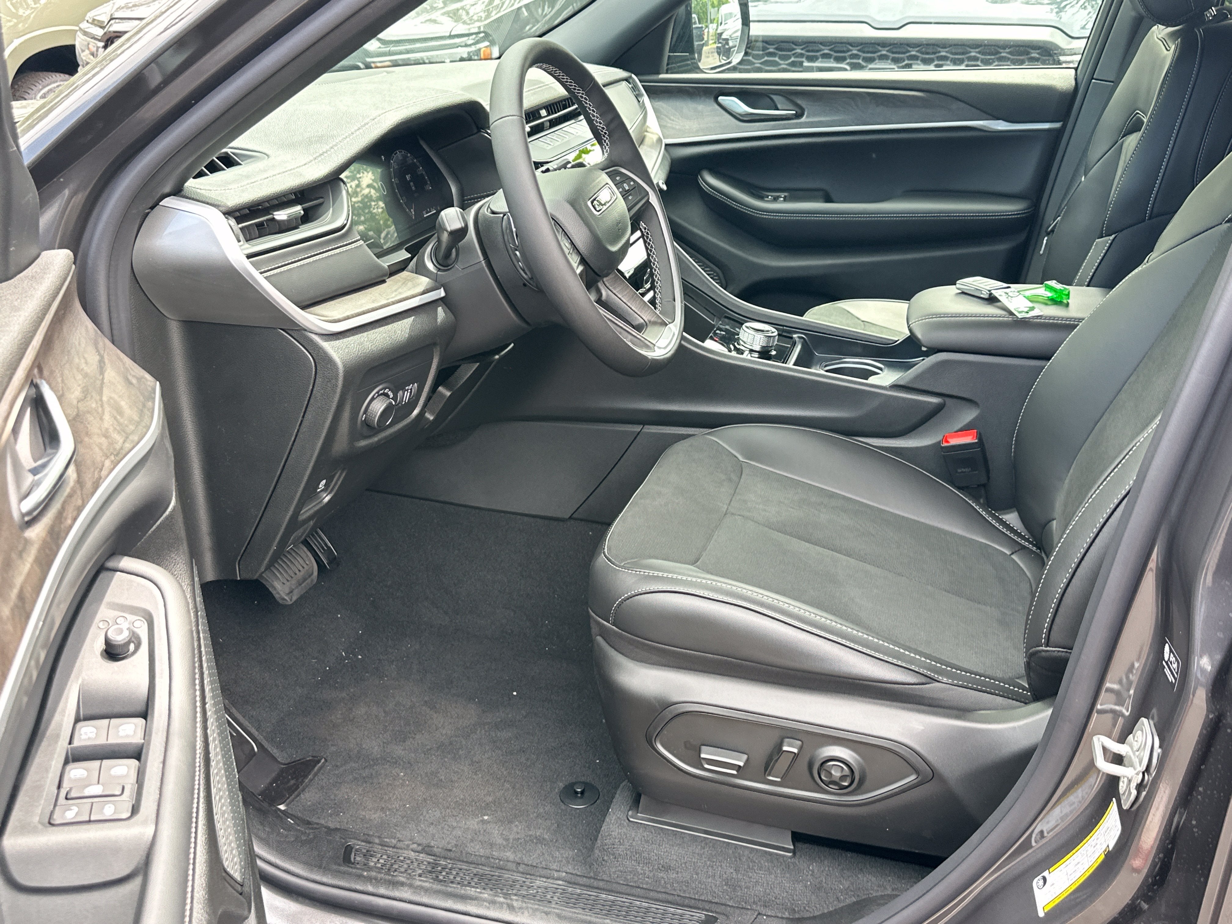 2026 Jeep Grand Cherokee Laredo Altitude