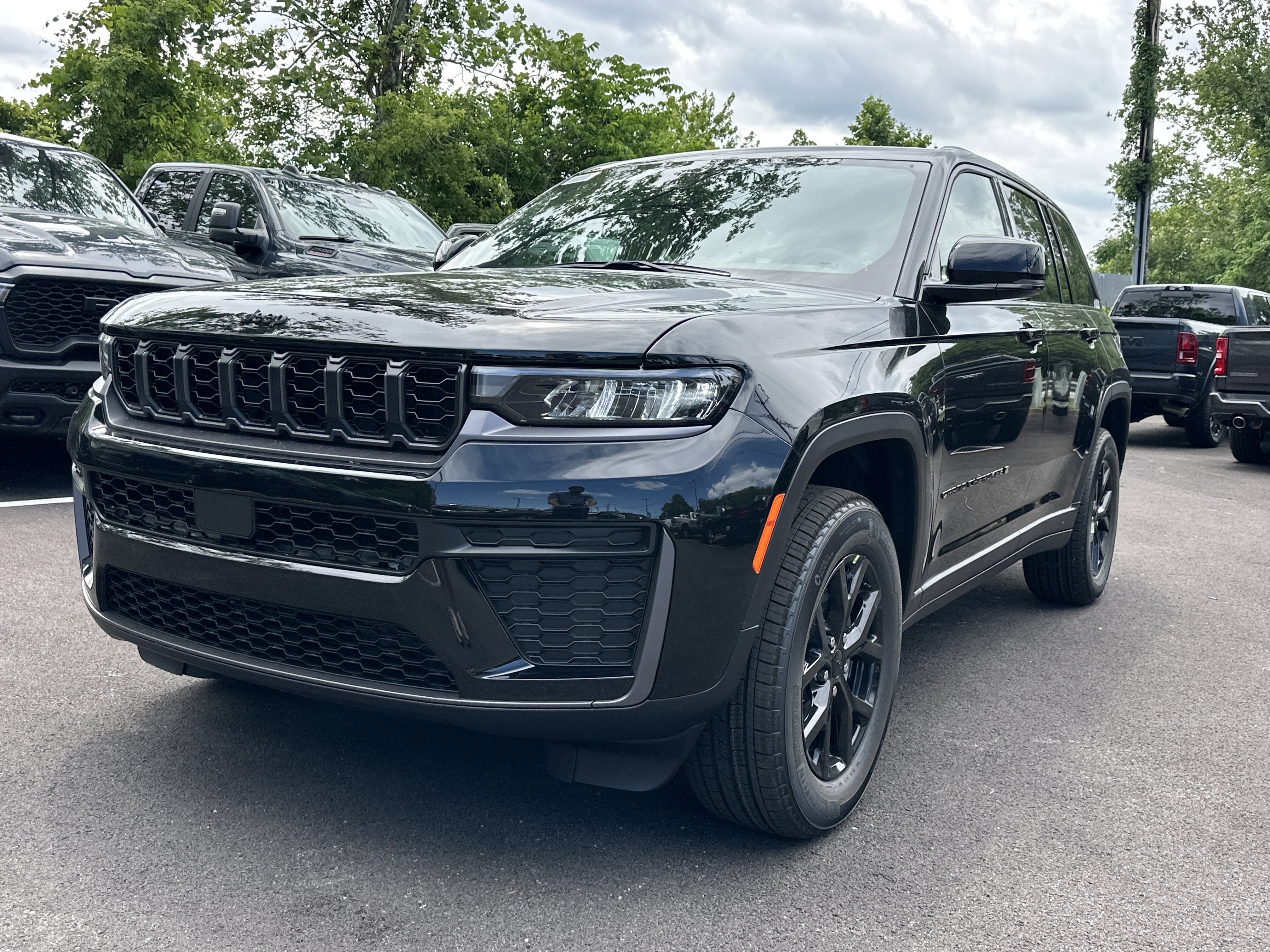 2026 Jeep Grand Cherokee Laredo Altitude