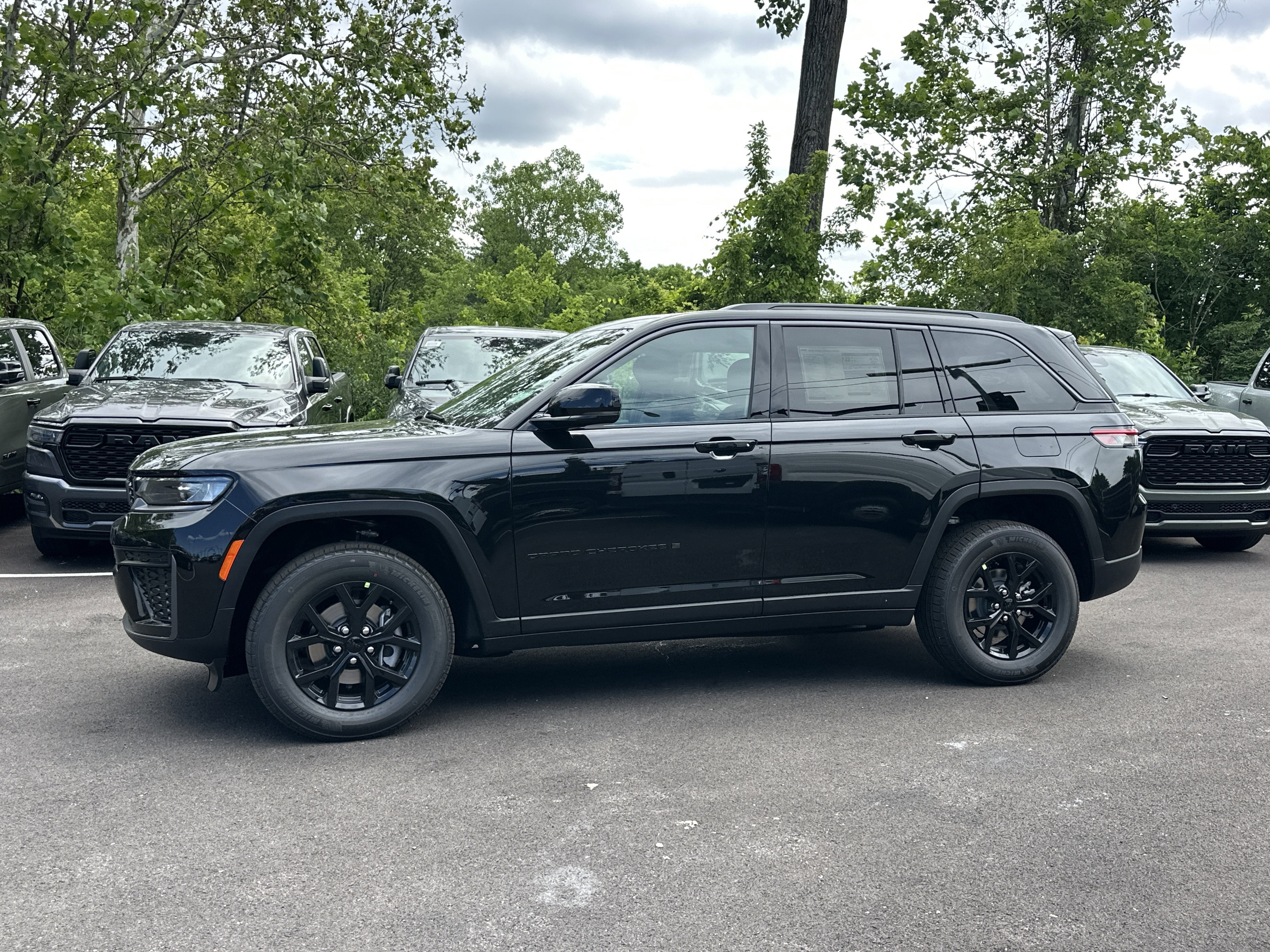 2026 Jeep Grand Cherokee Laredo Altitude