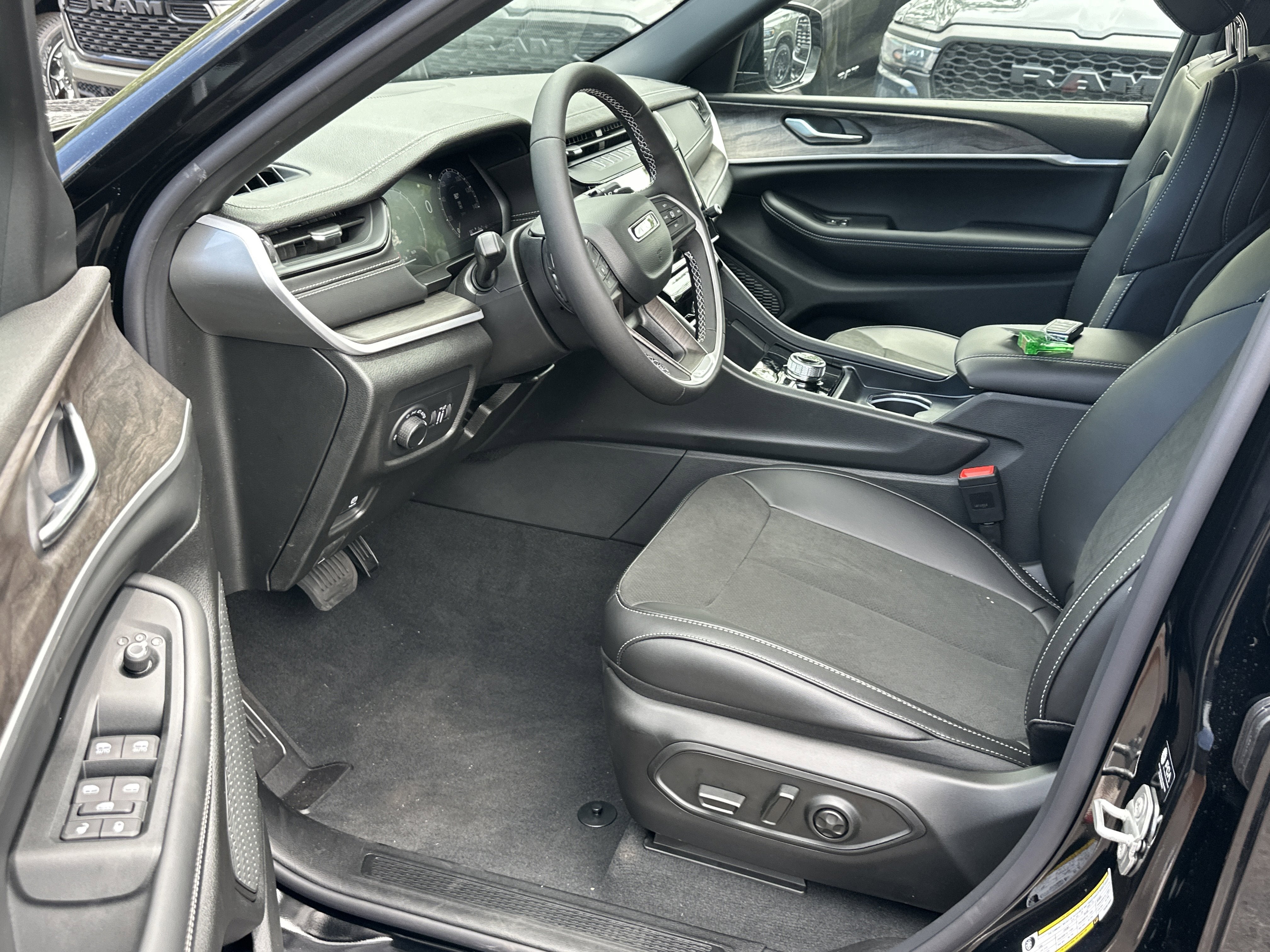 2026 Jeep Grand Cherokee Laredo Altitude