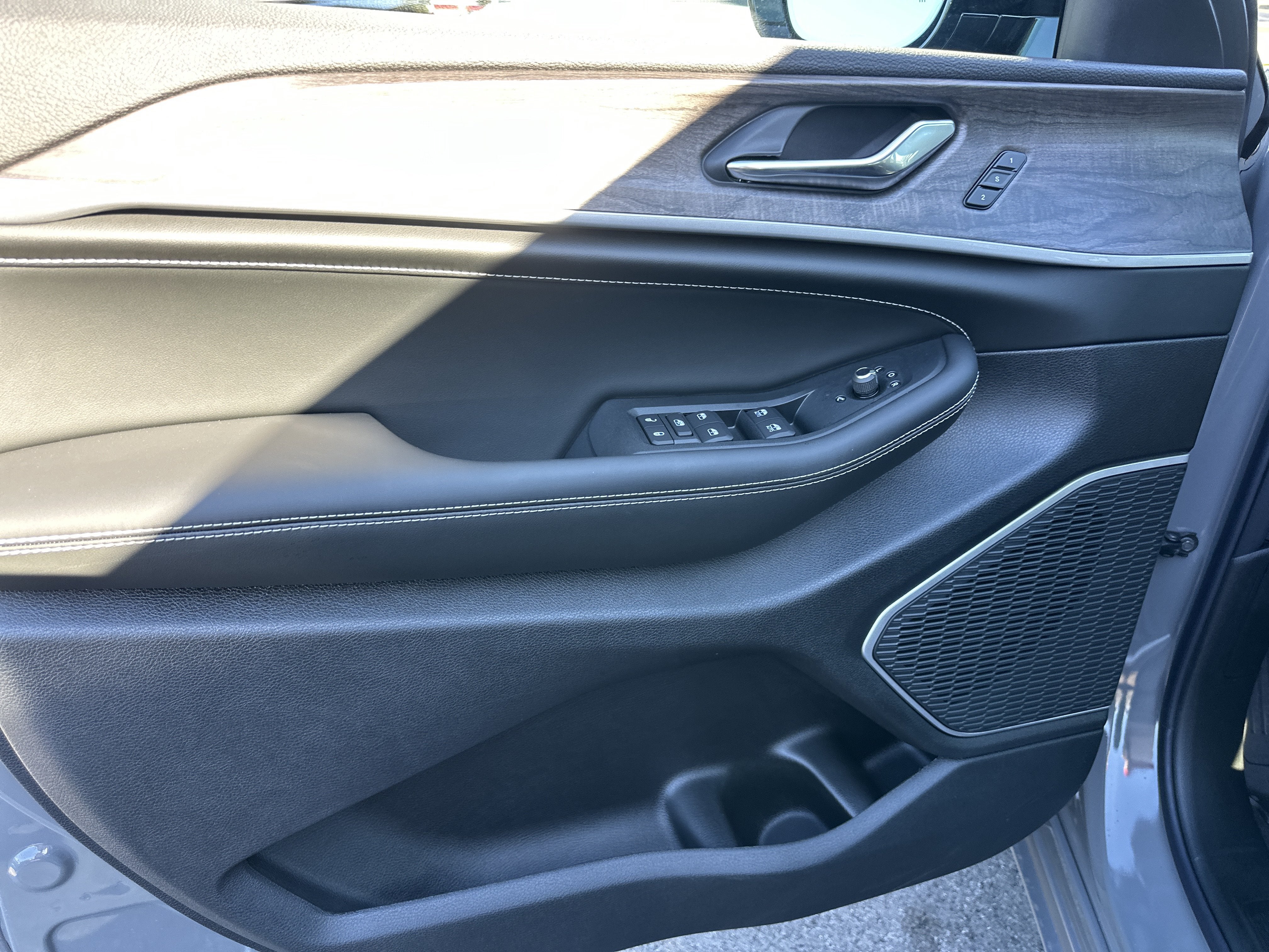 2027 Jeep Grand Cherokee Limited Reserve