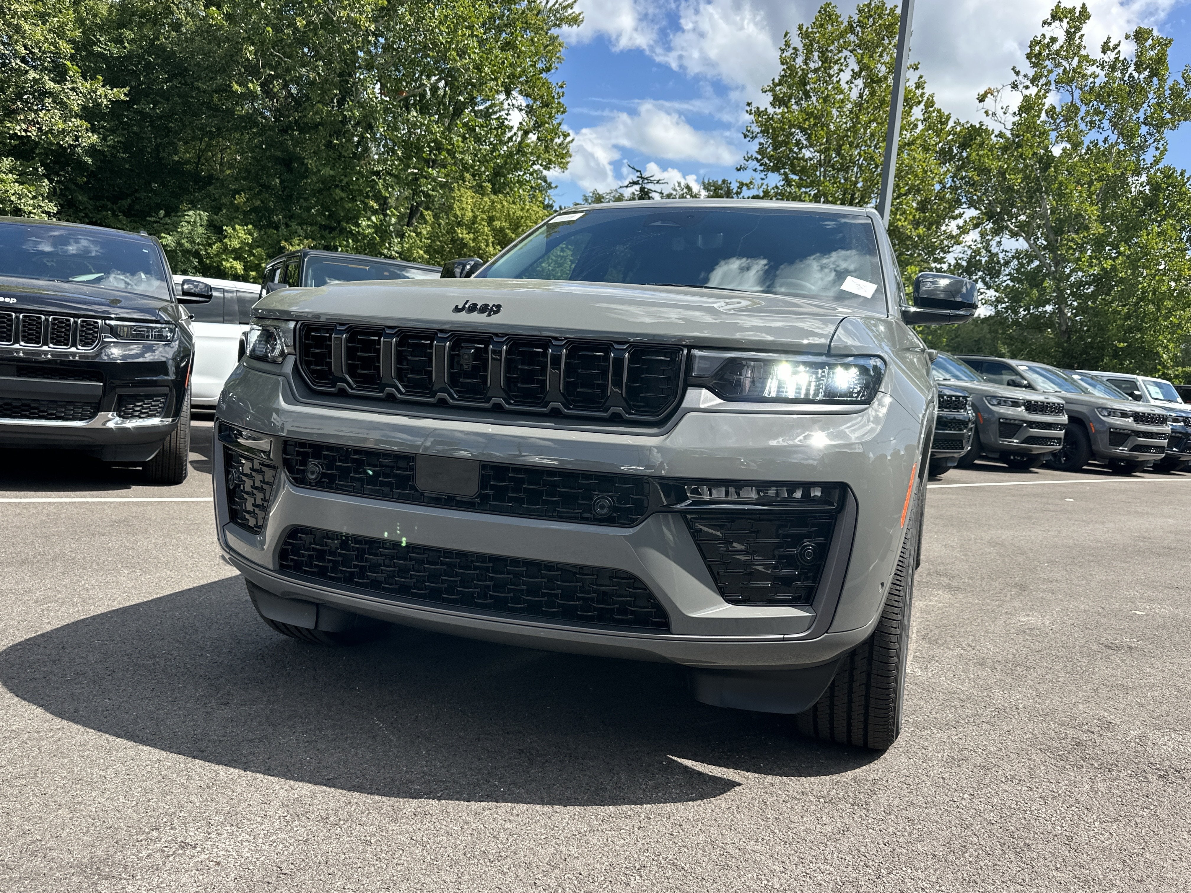 2027 Jeep Grand Cherokee Limited Reserve