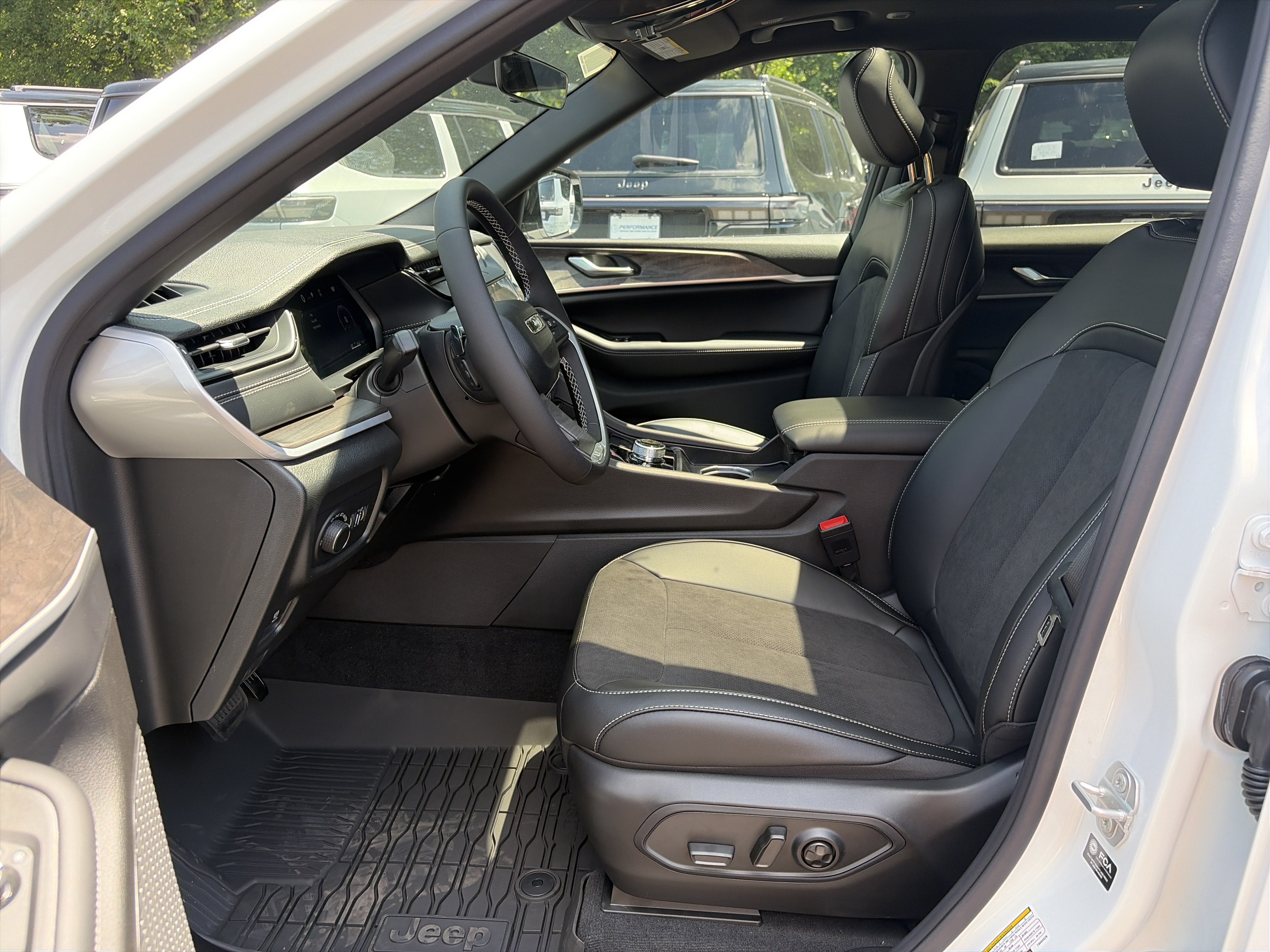 2026 Jeep Grand Cherokee L Laredo Altitude