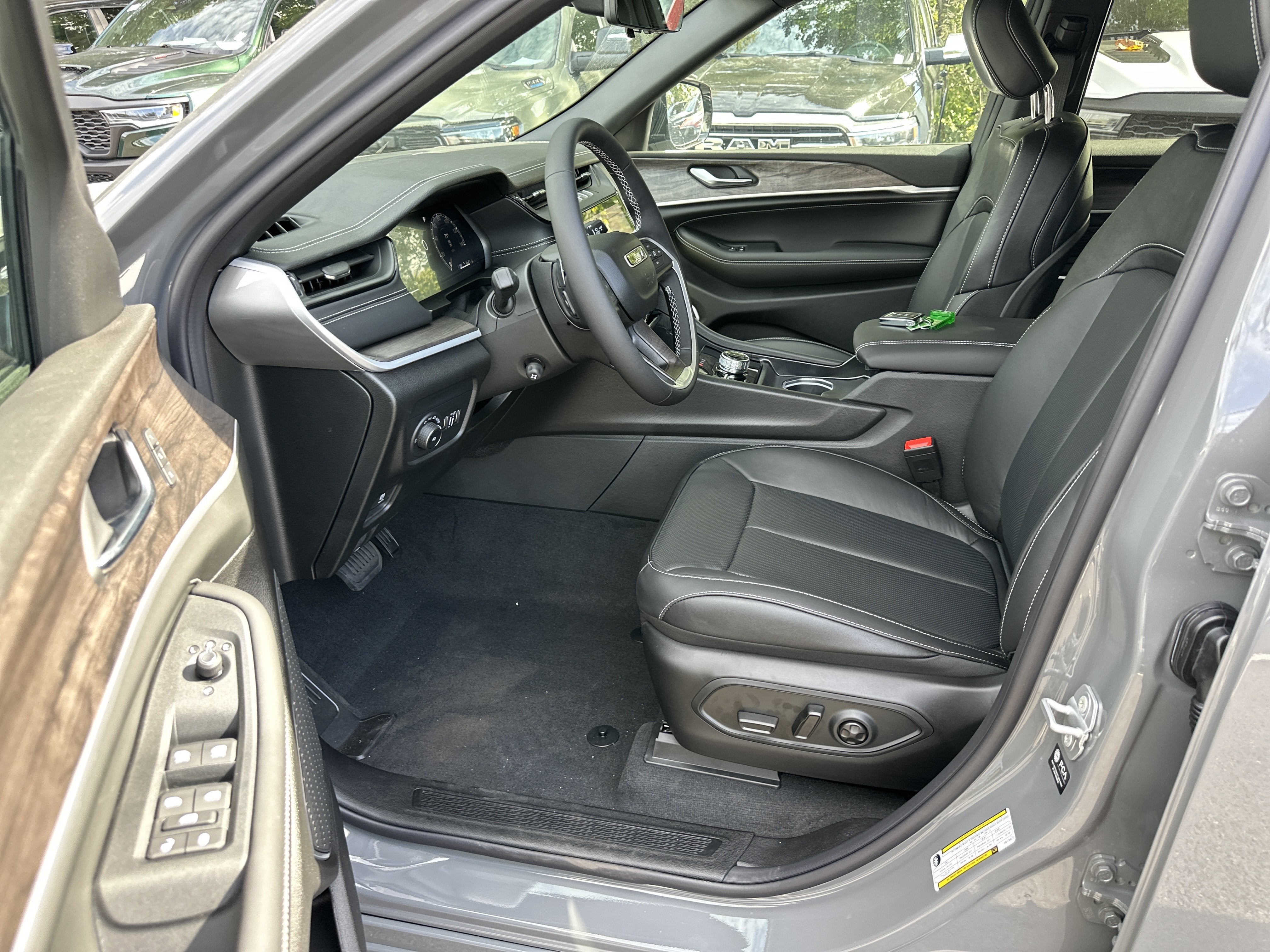 2027 Jeep Grand Cherokee L Limited Reserve