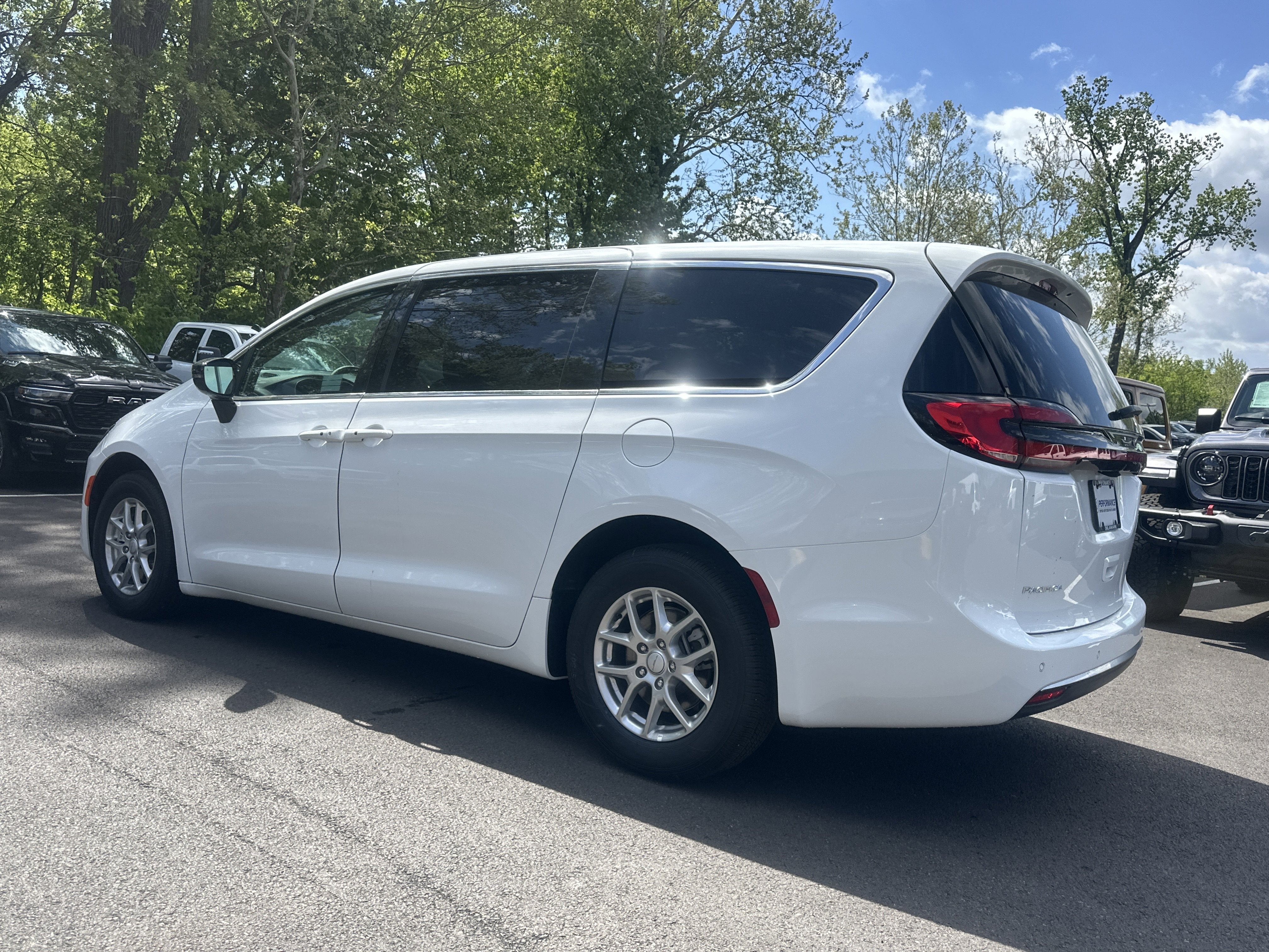 2027 Chrysler Pacifica Select