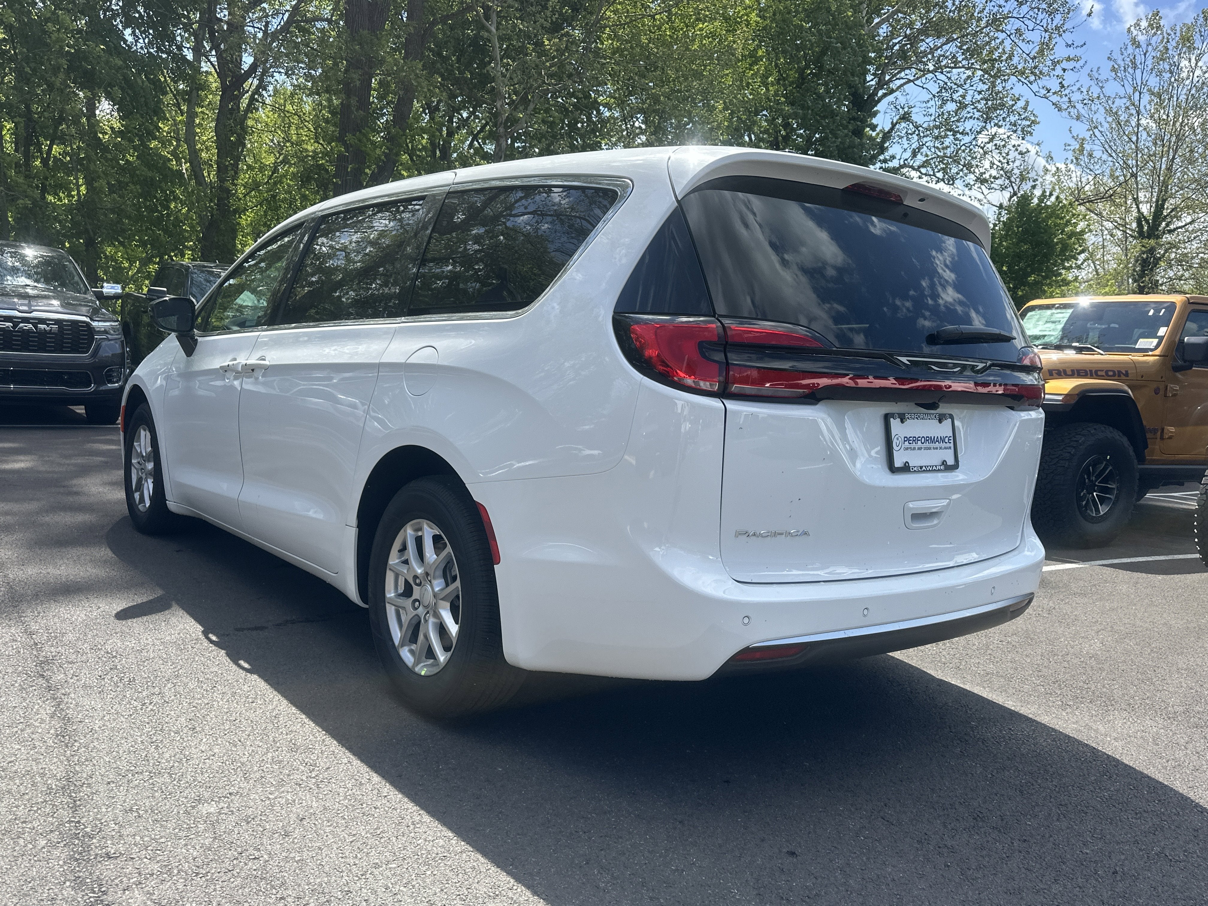 2027 Chrysler Pacifica Select