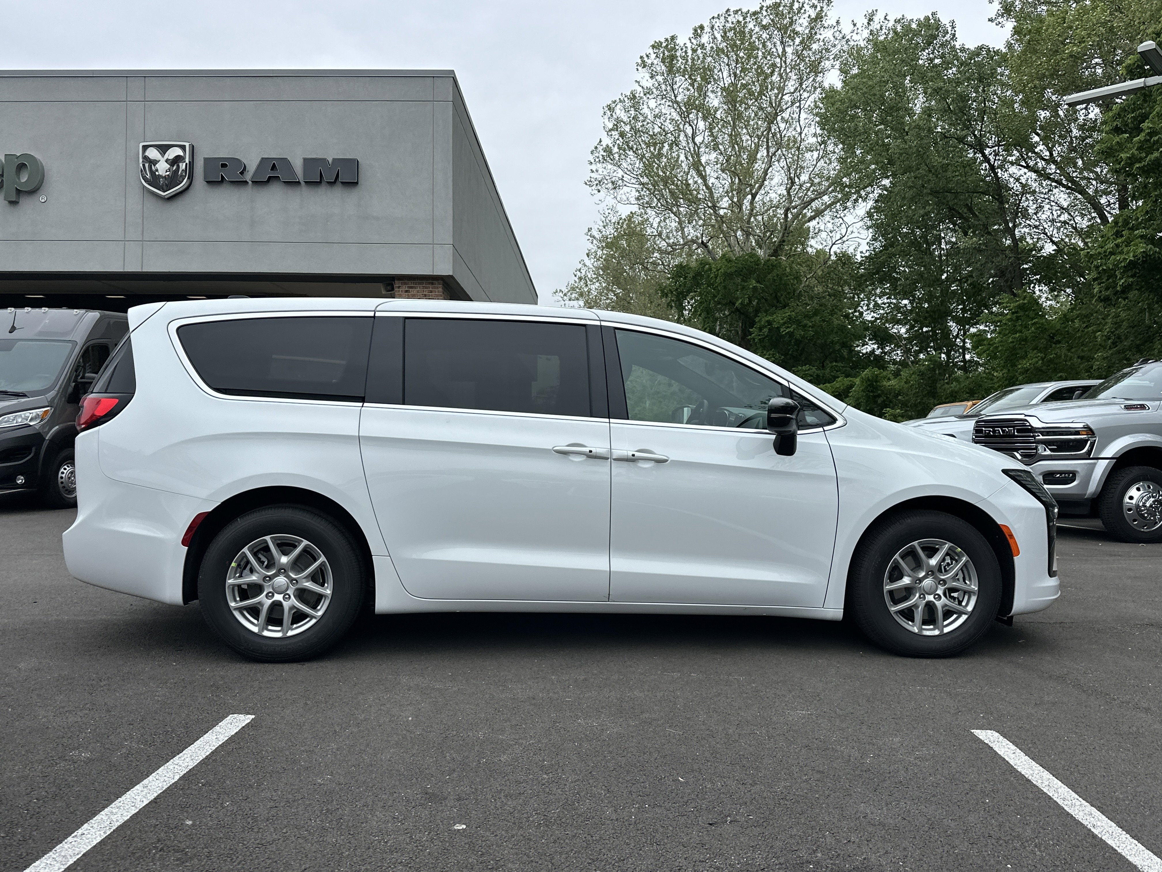 2027 Chrysler Pacifica Select