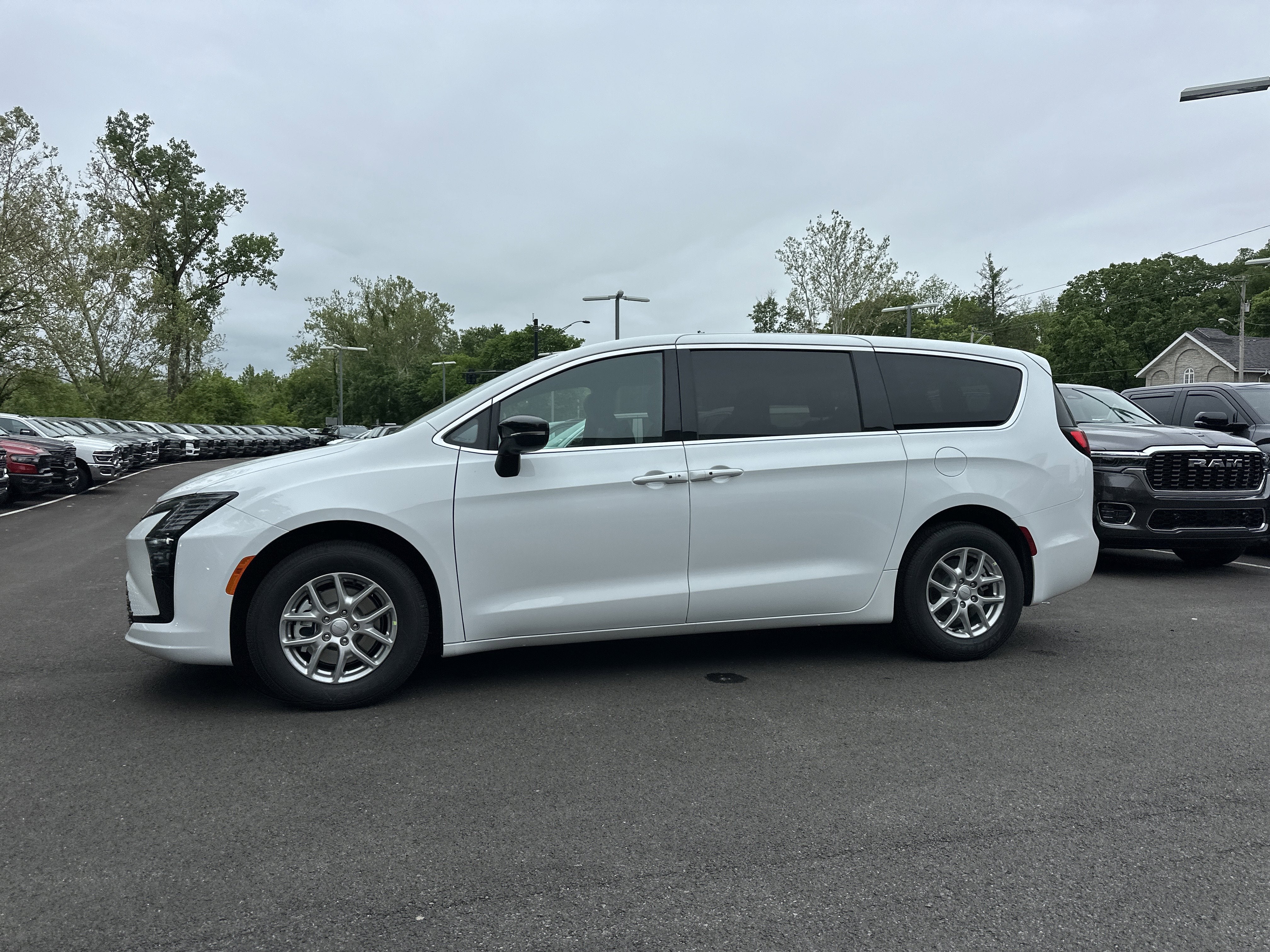 2027 Chrysler Pacifica Select