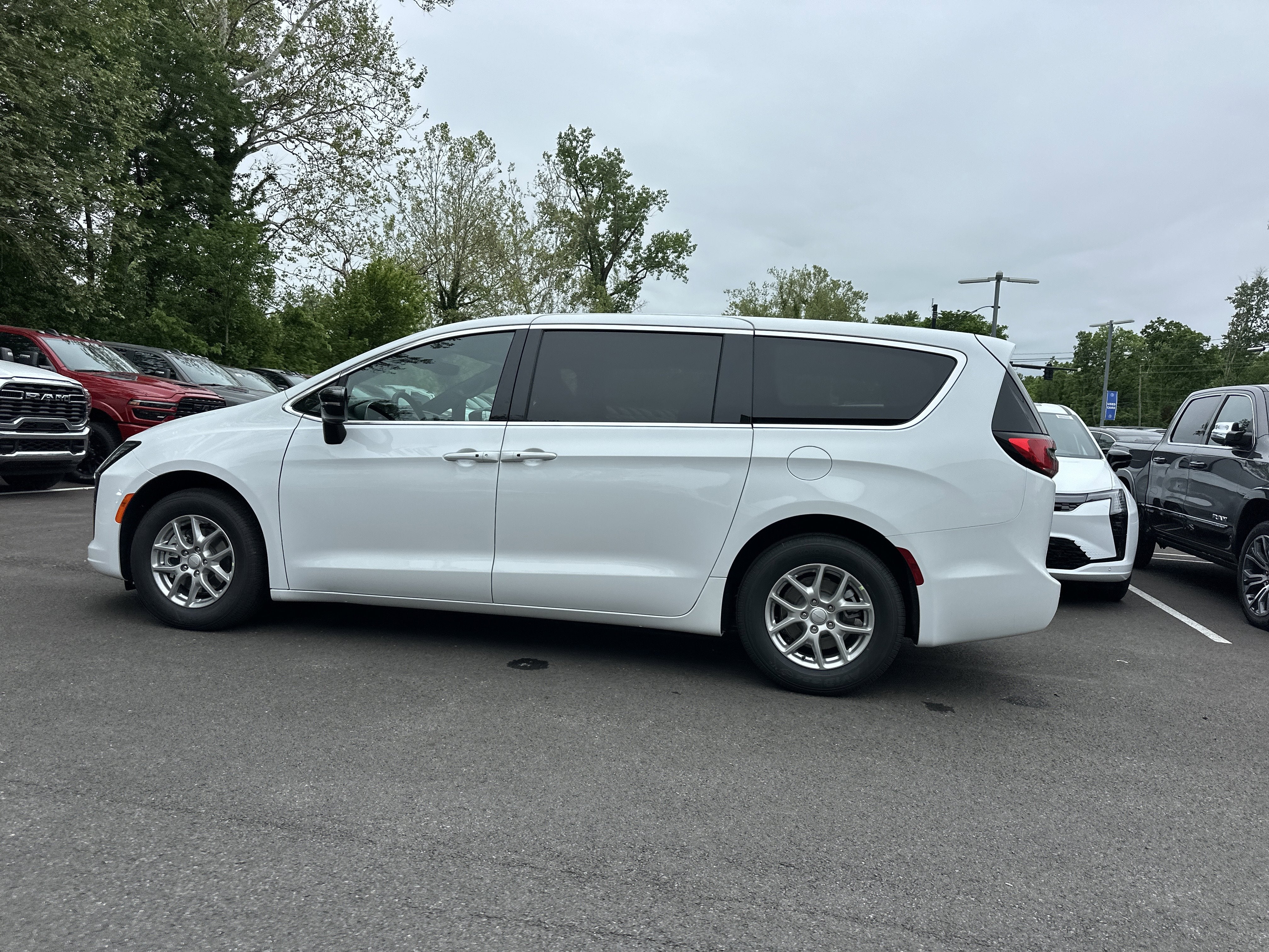 2027 Chrysler Pacifica Select