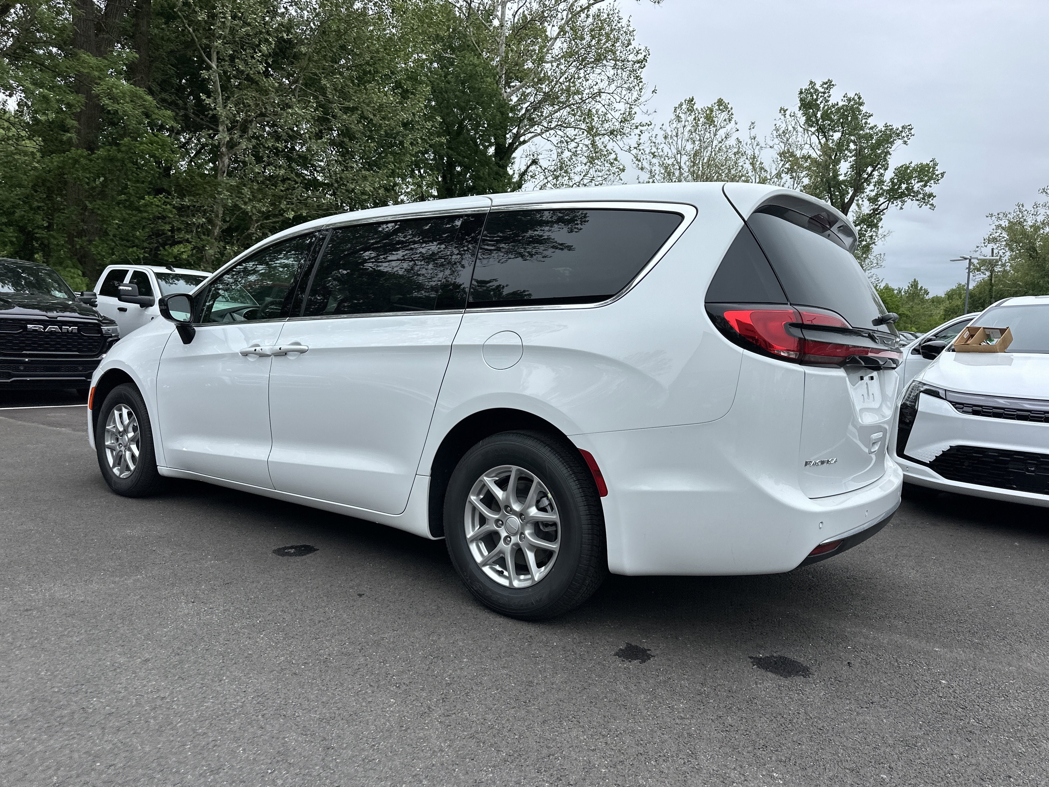 2027 Chrysler Pacifica Select