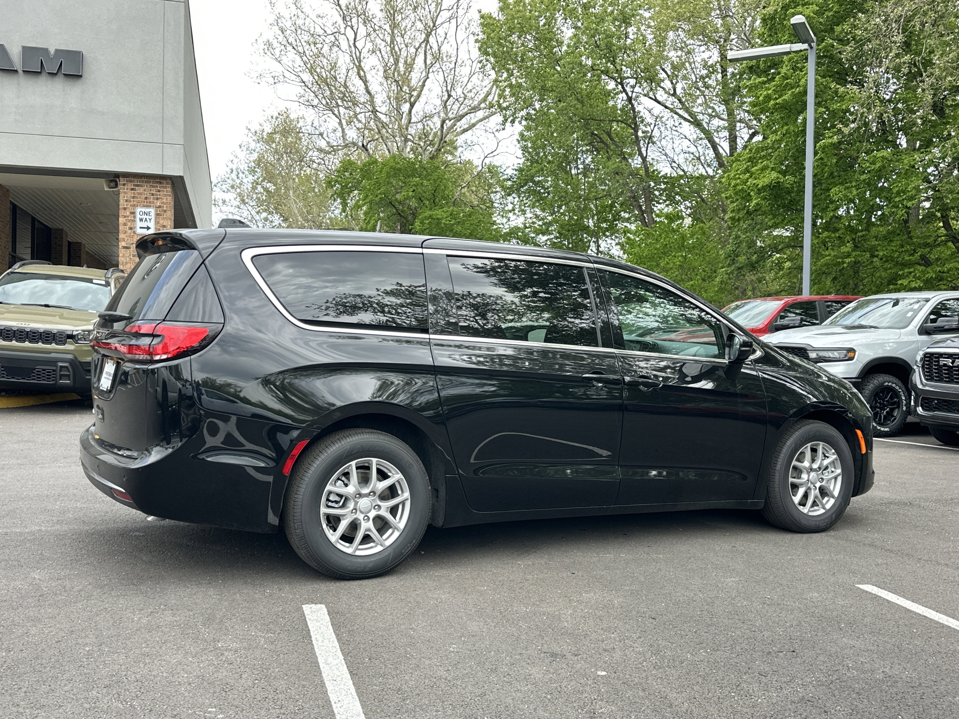 2027 Chrysler Pacifica Select