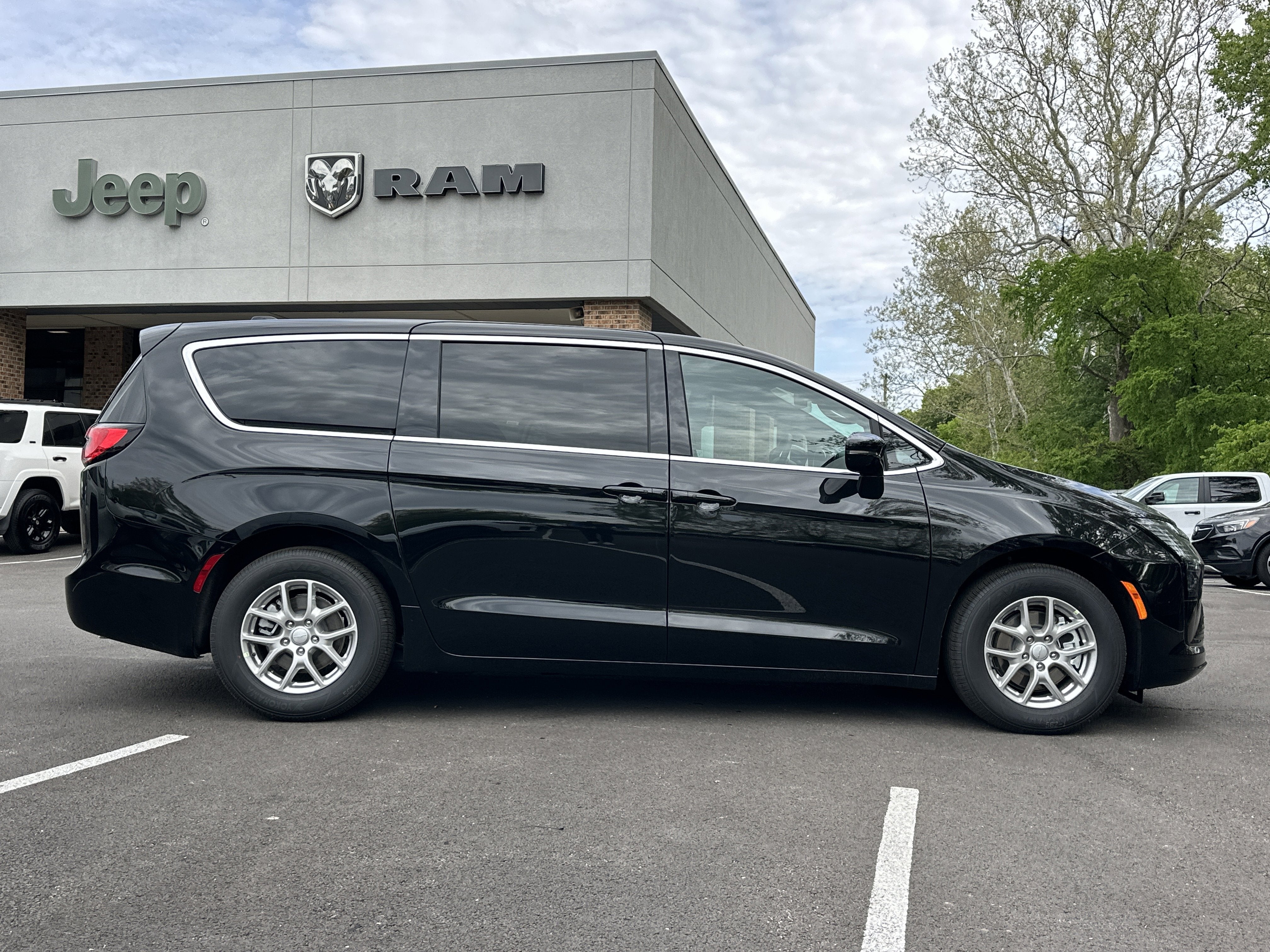 2027 Chrysler Pacifica Select