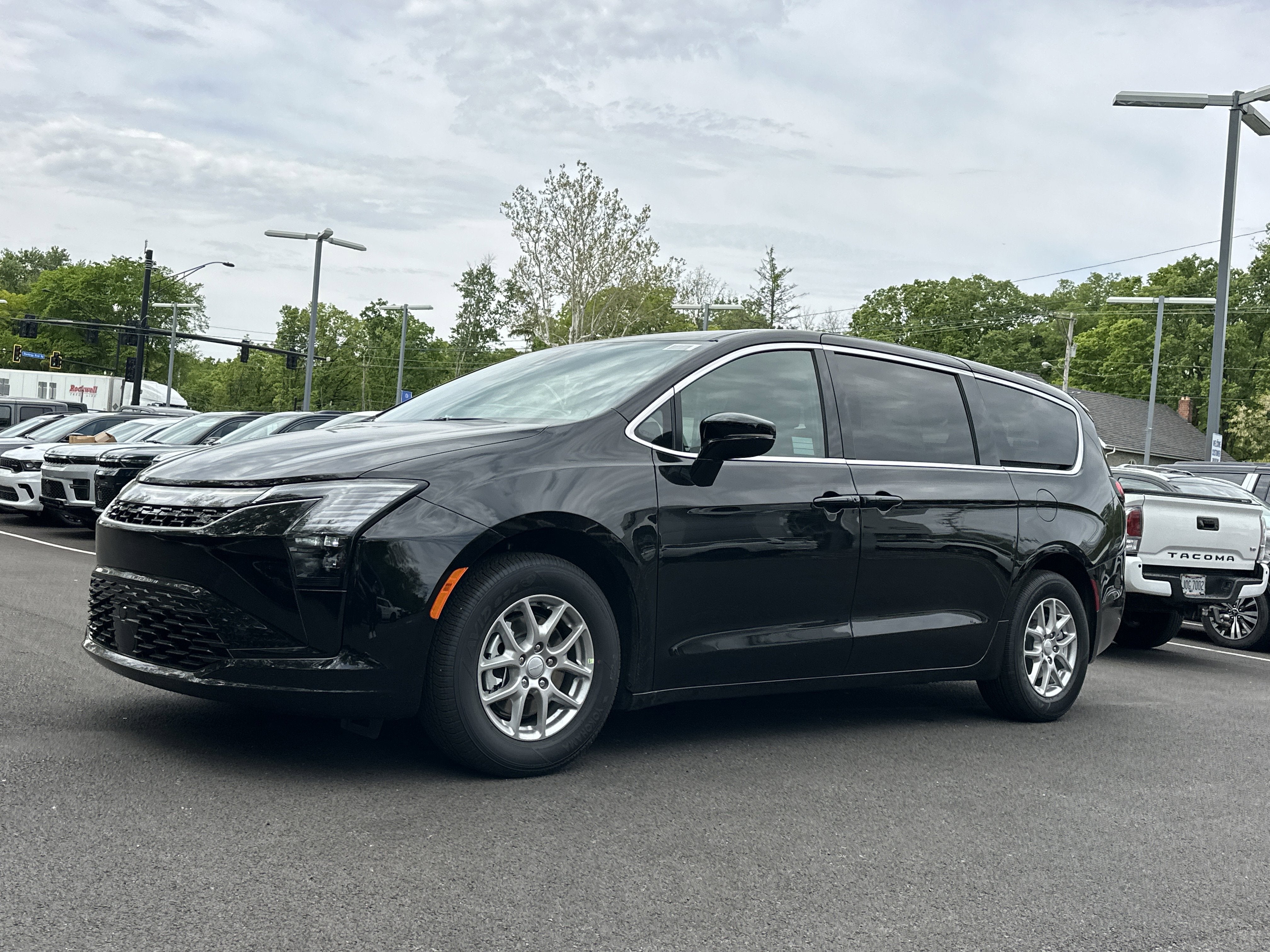 2027 Chrysler Pacifica Select