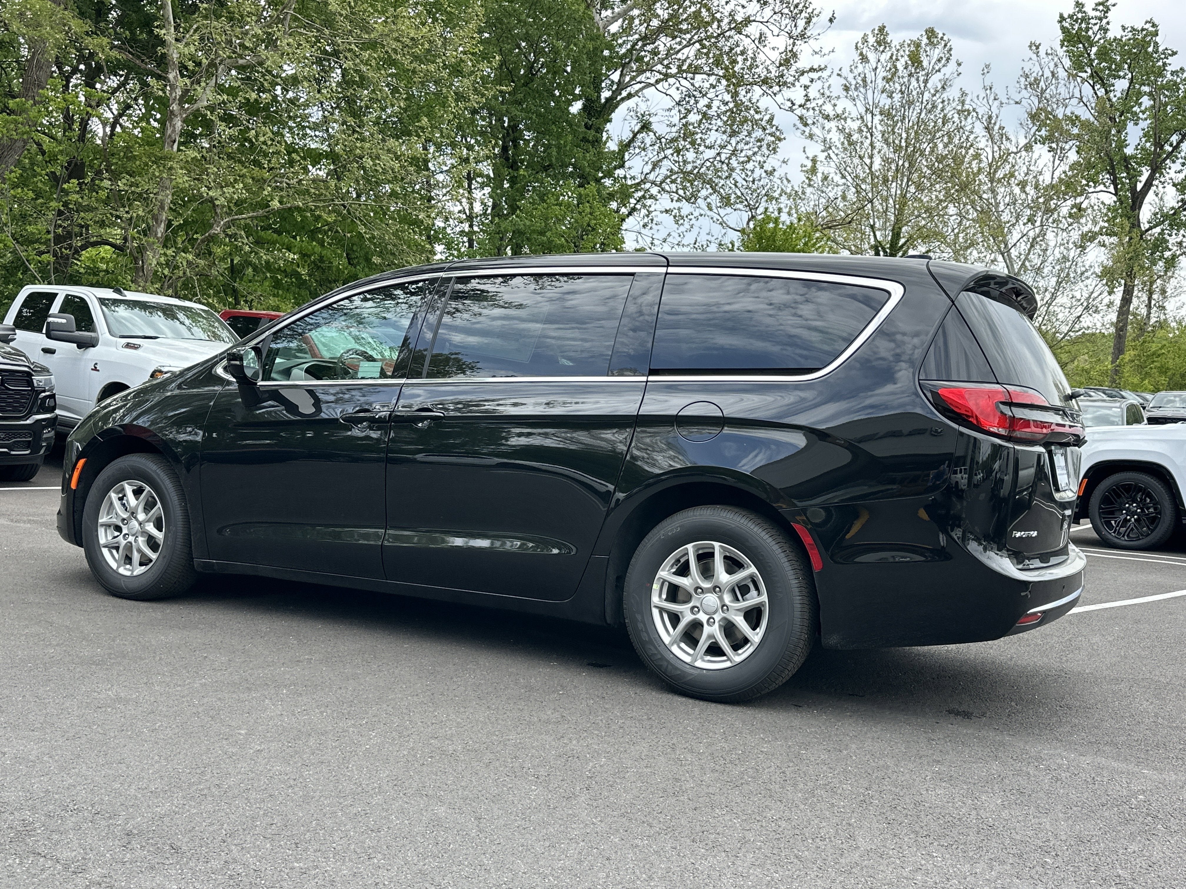 2027 Chrysler Pacifica Select