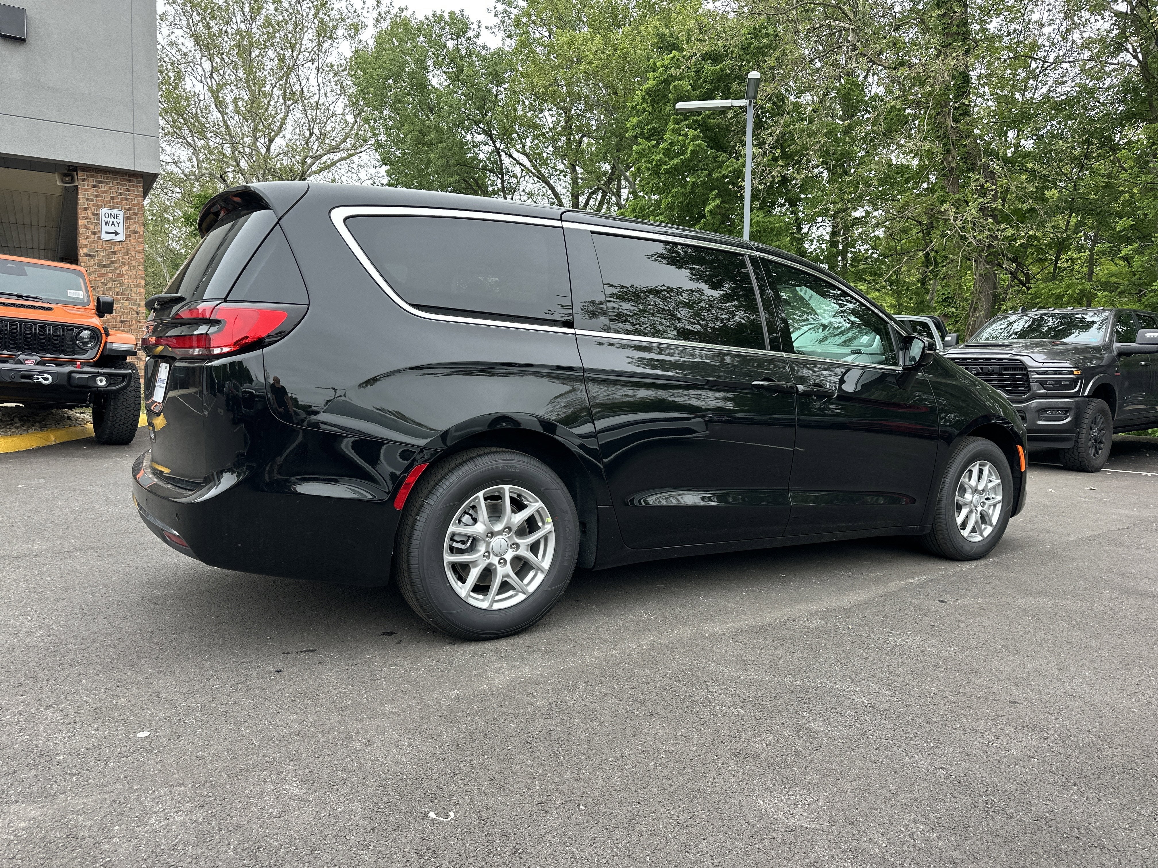 2027 Chrysler Pacifica Select