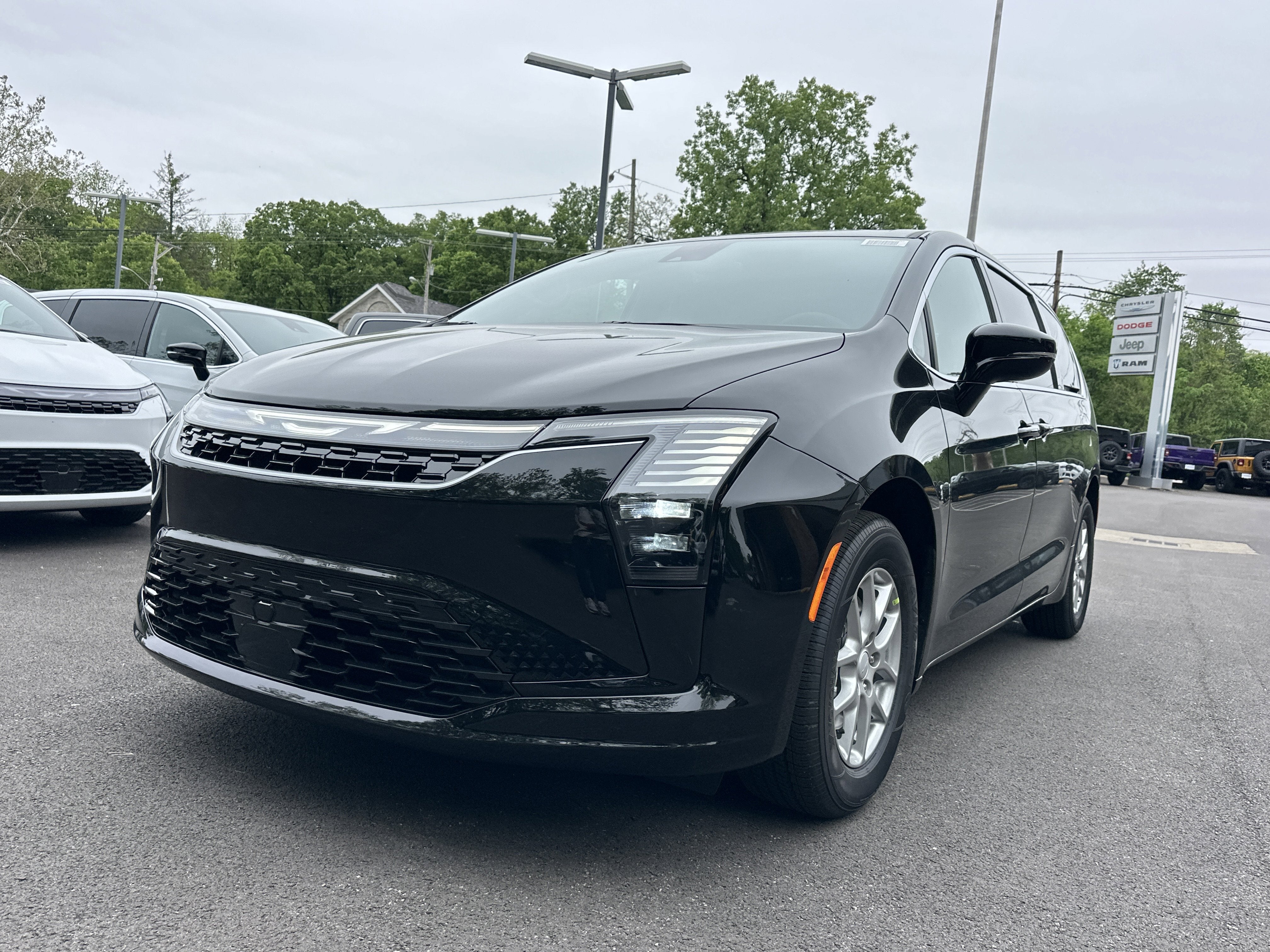 2027 Chrysler Pacifica Select