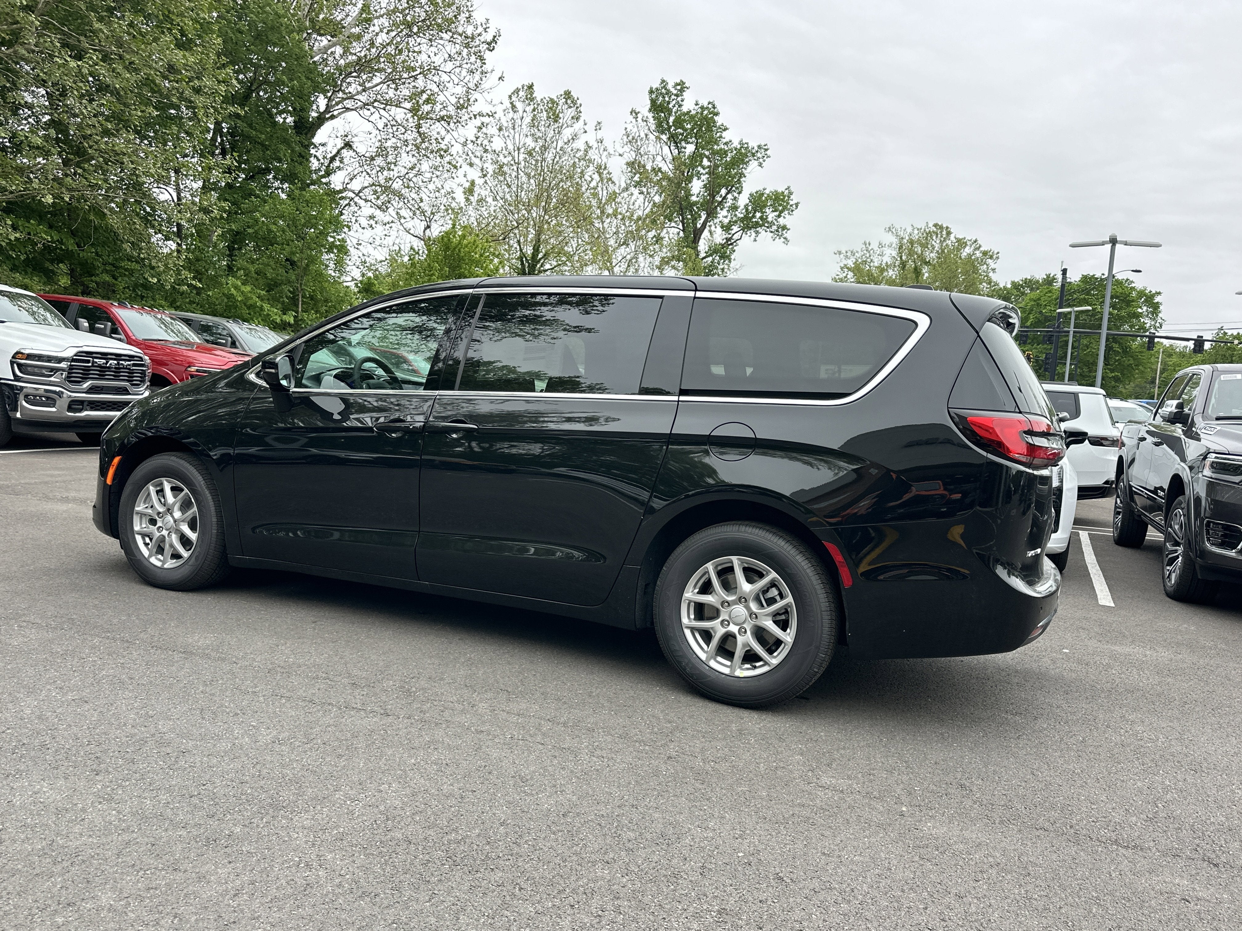 2027 Chrysler Pacifica Select