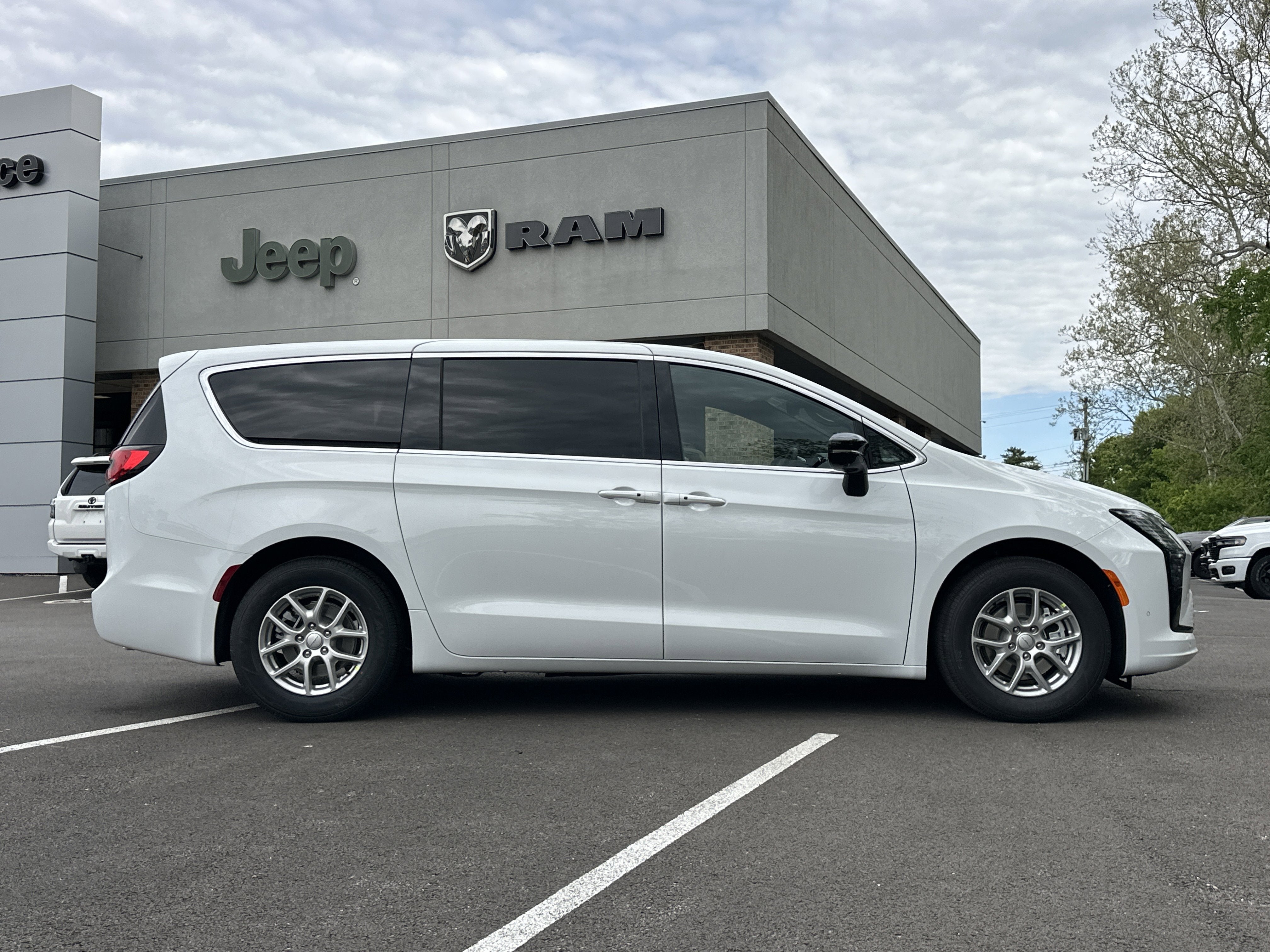 2027 Chrysler Pacifica Select