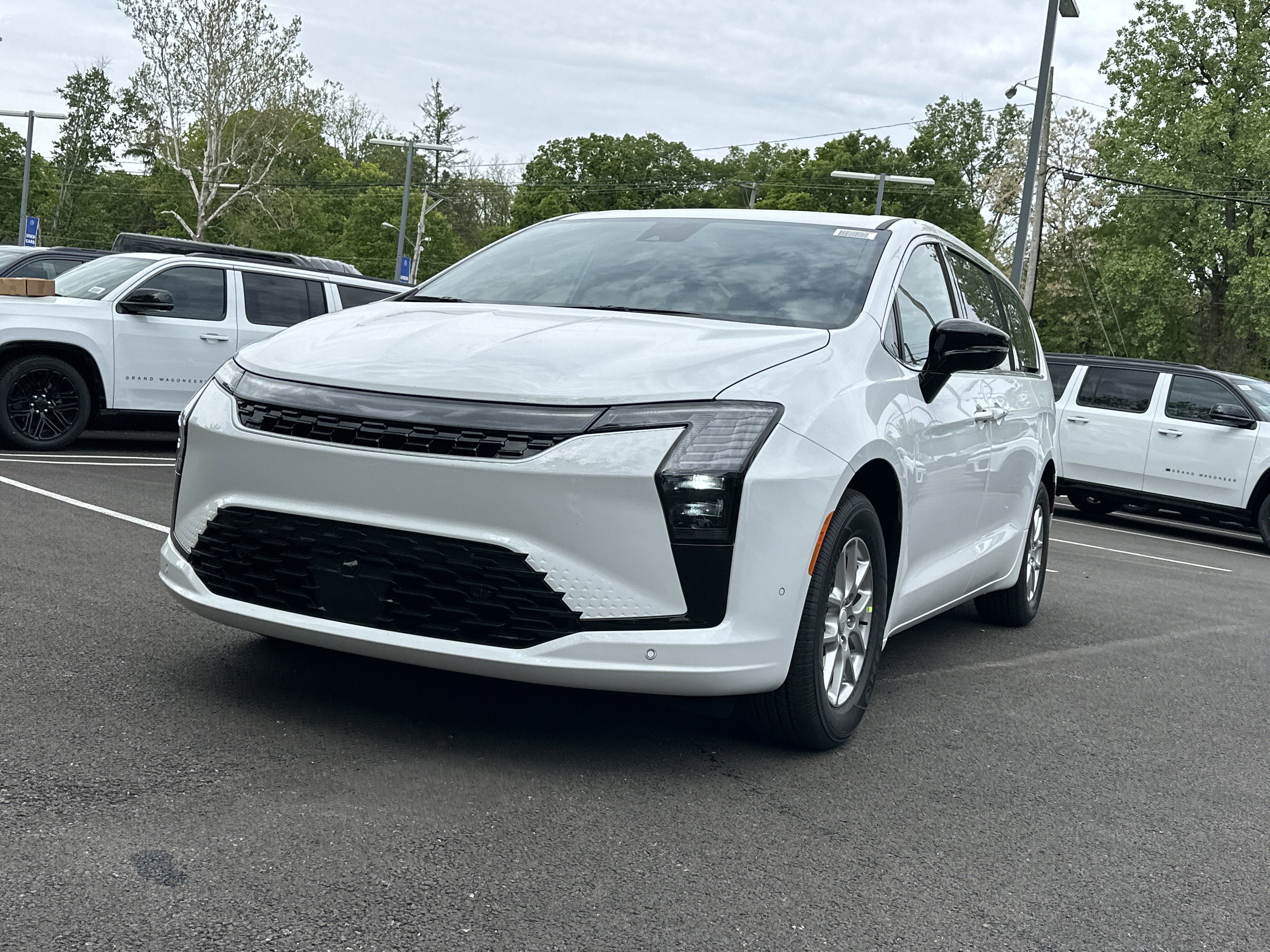 2027 Chrysler Pacifica Select