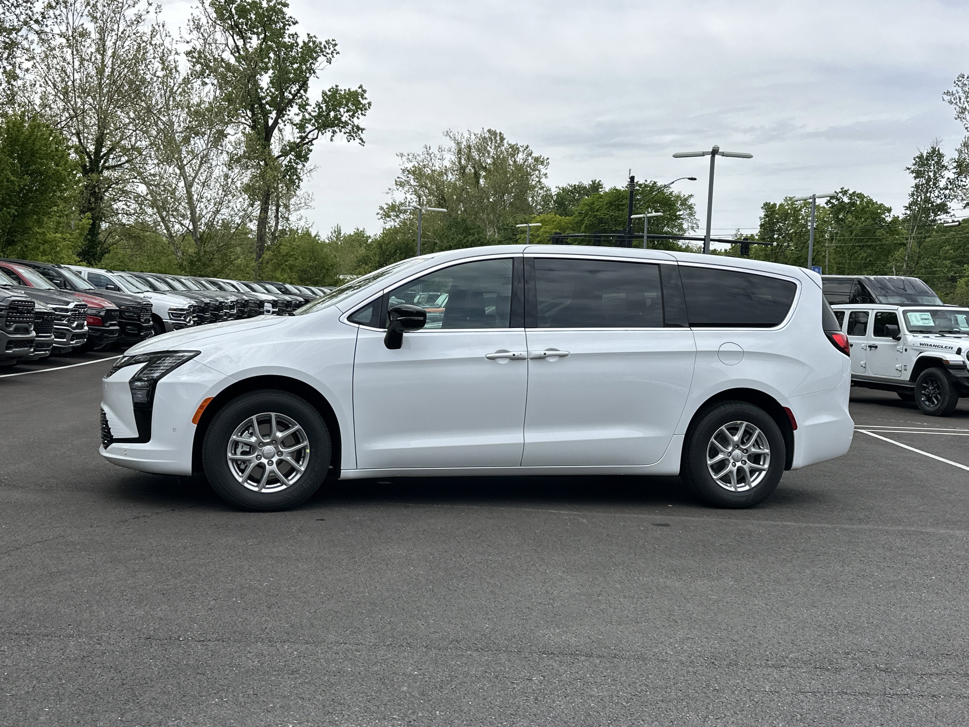 2027 Chrysler Pacifica Select