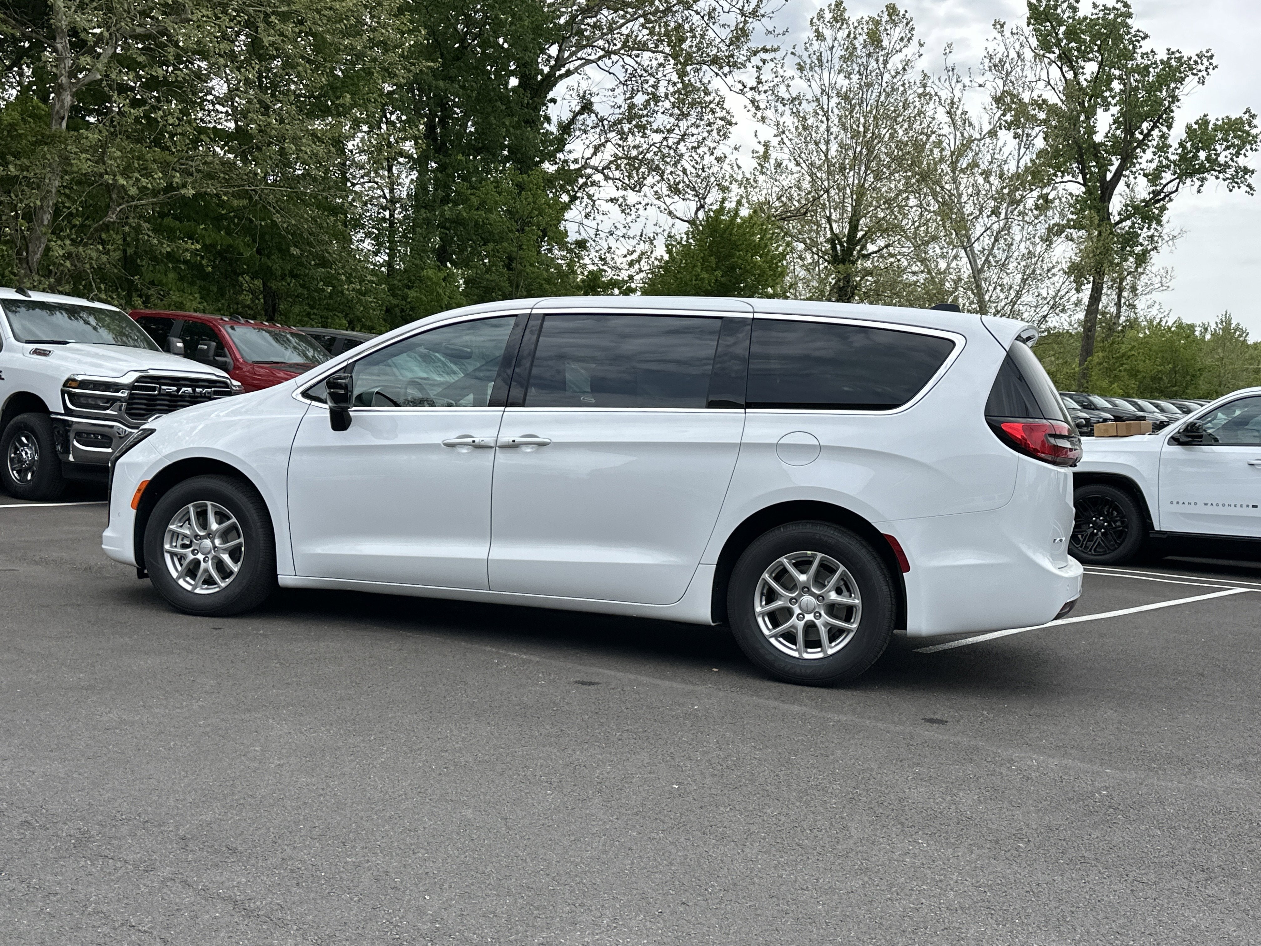 2027 Chrysler Pacifica Select