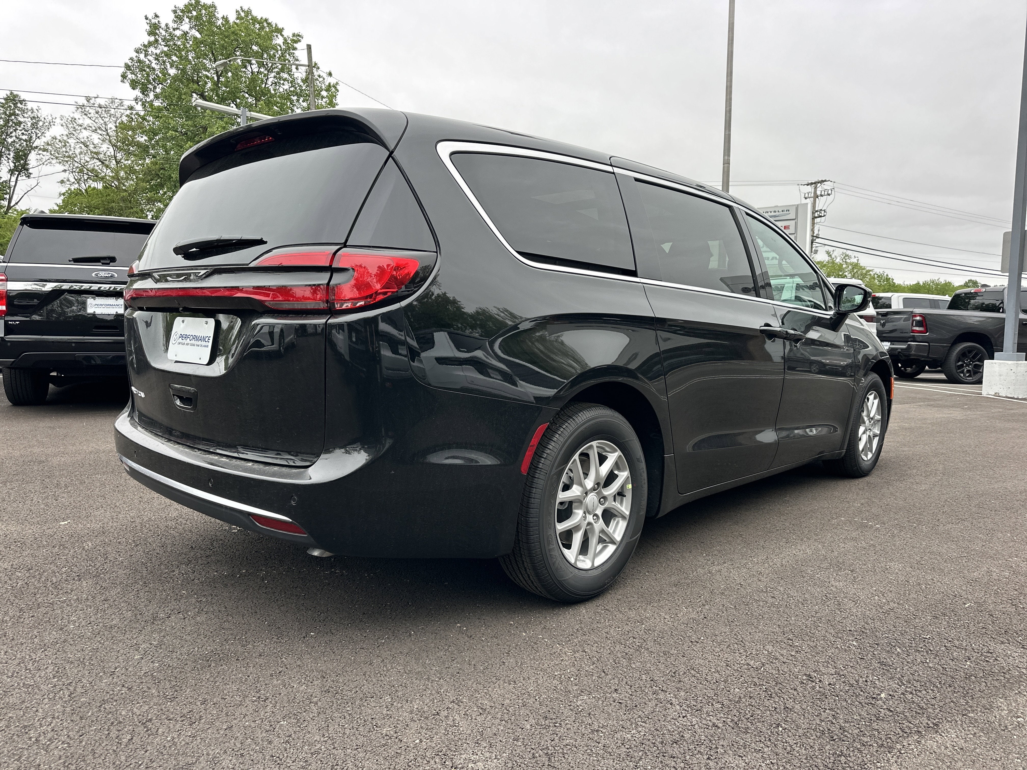 2027 Chrysler Pacifica Select