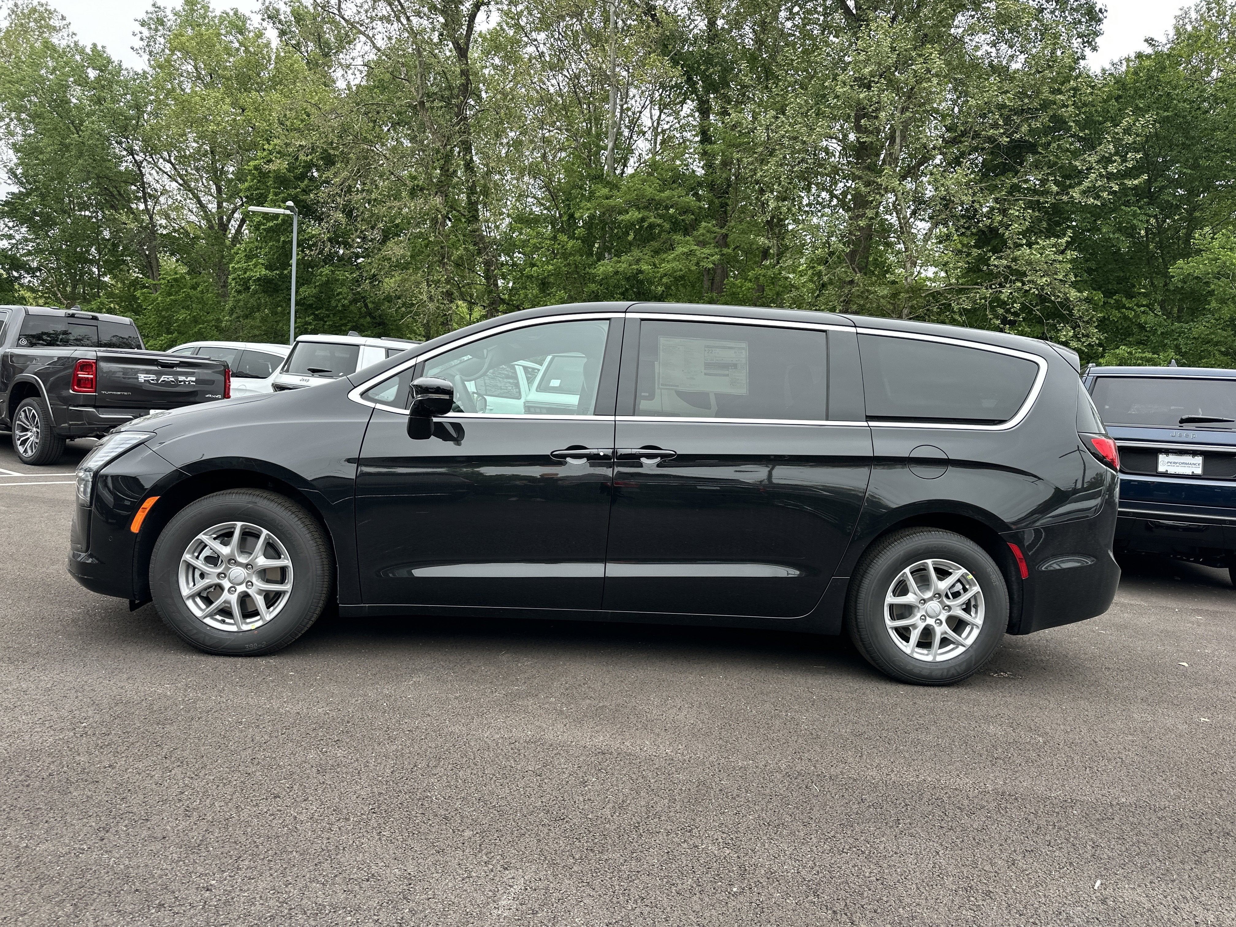 2027 Chrysler Pacifica Select