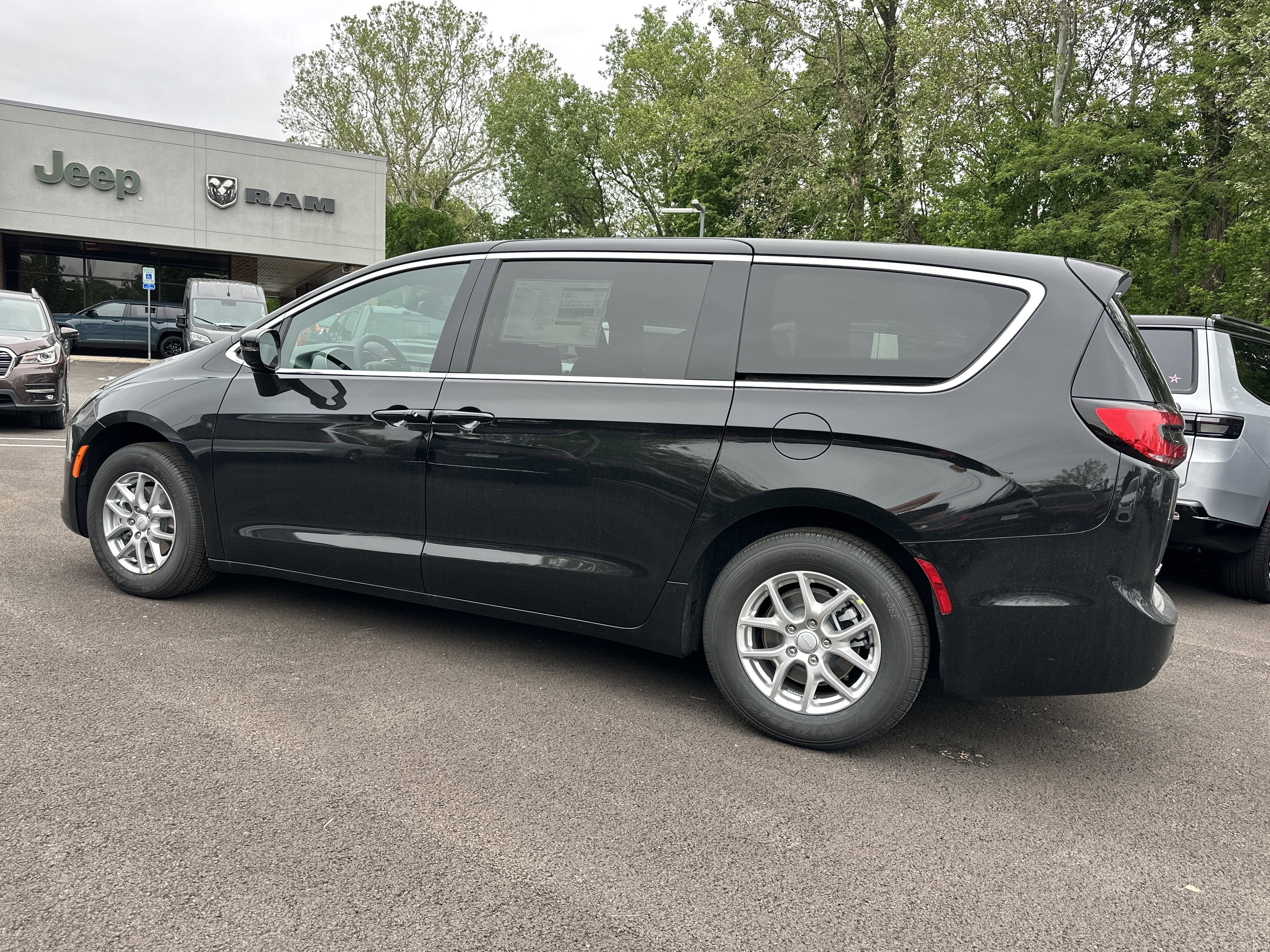 2027 Chrysler Pacifica Select