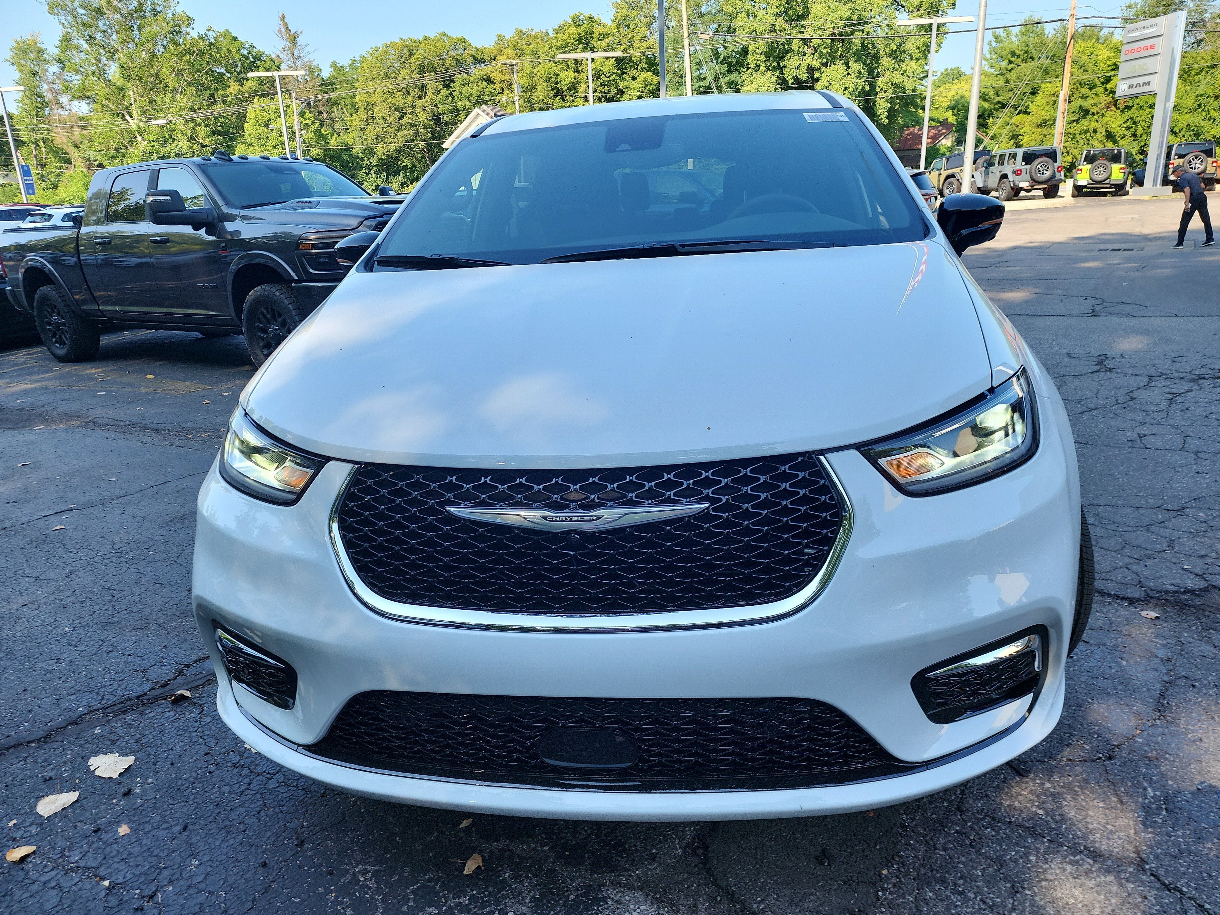 2026 Chrysler Pacifica Select