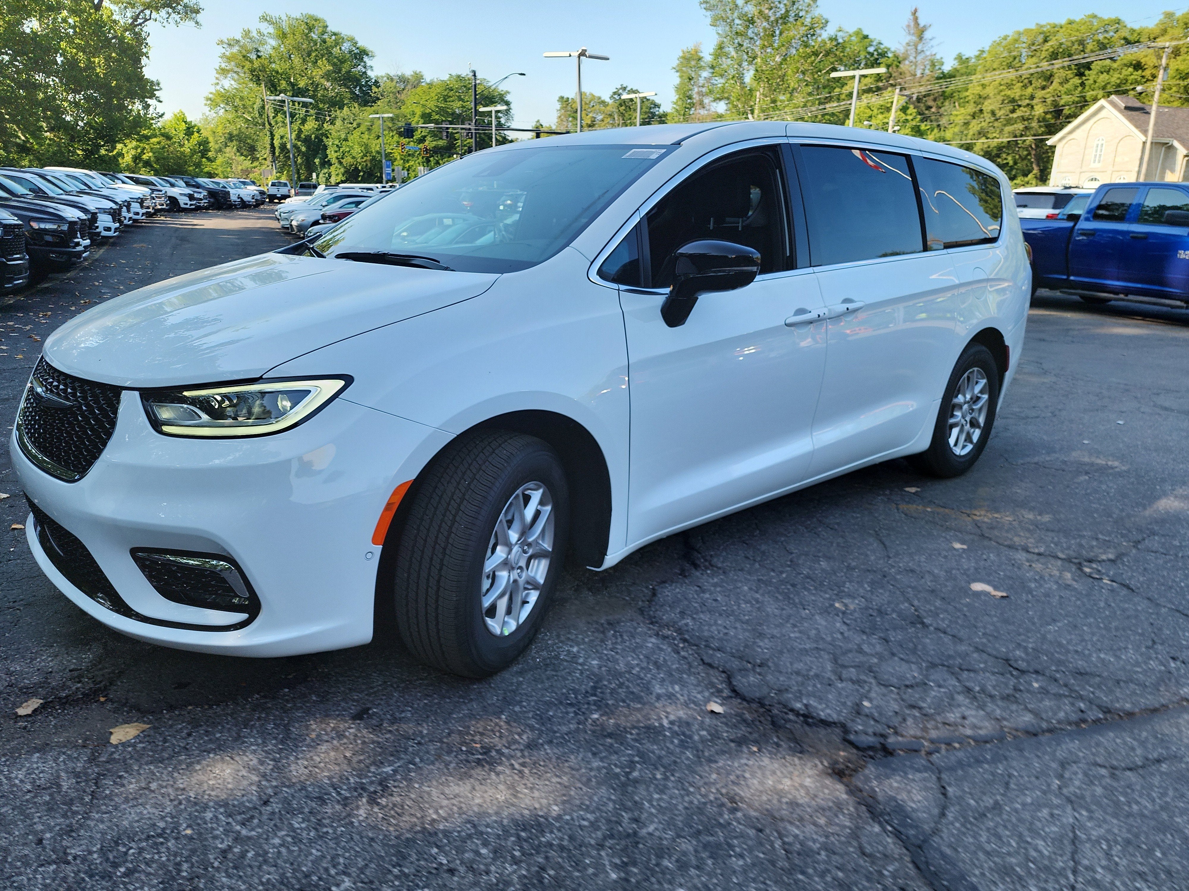 2026 Chrysler Pacifica Select