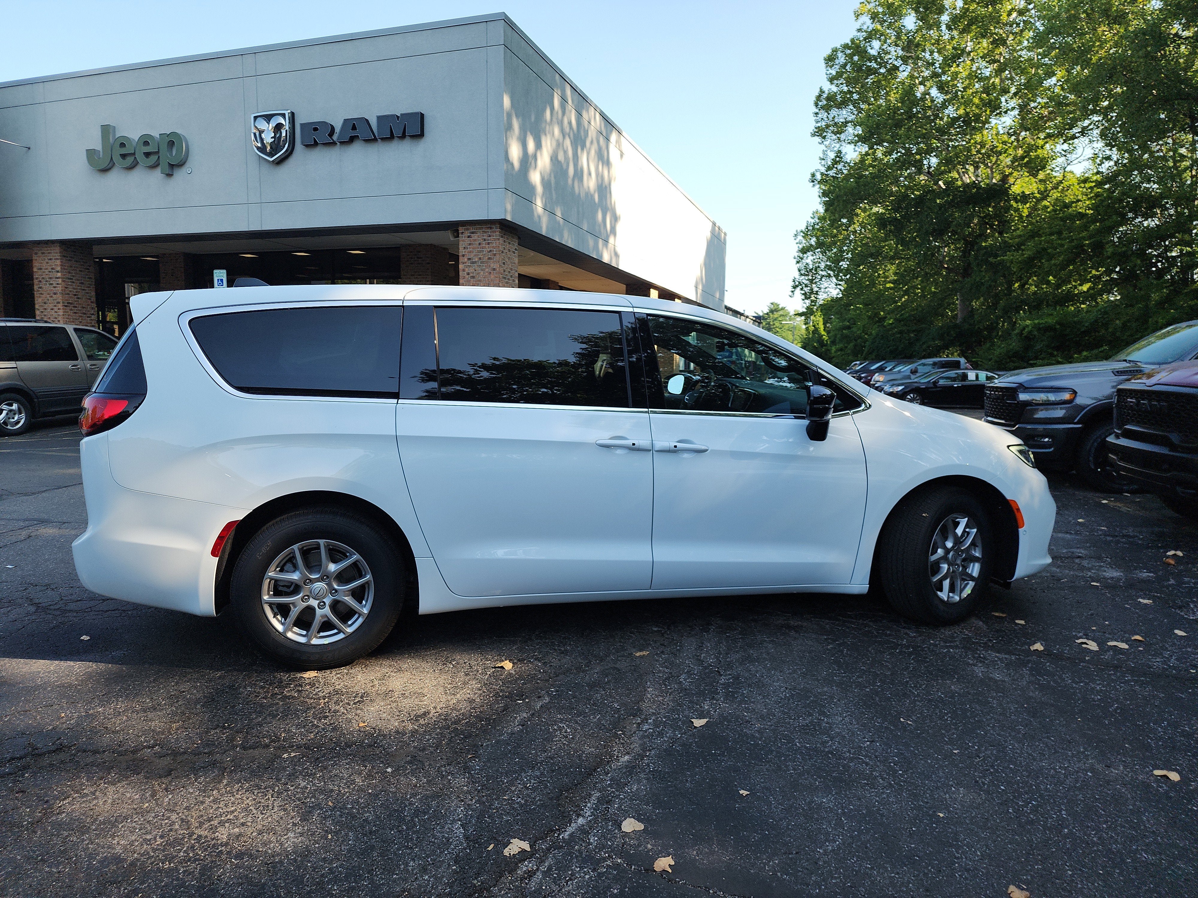 2026 Chrysler Pacifica Select