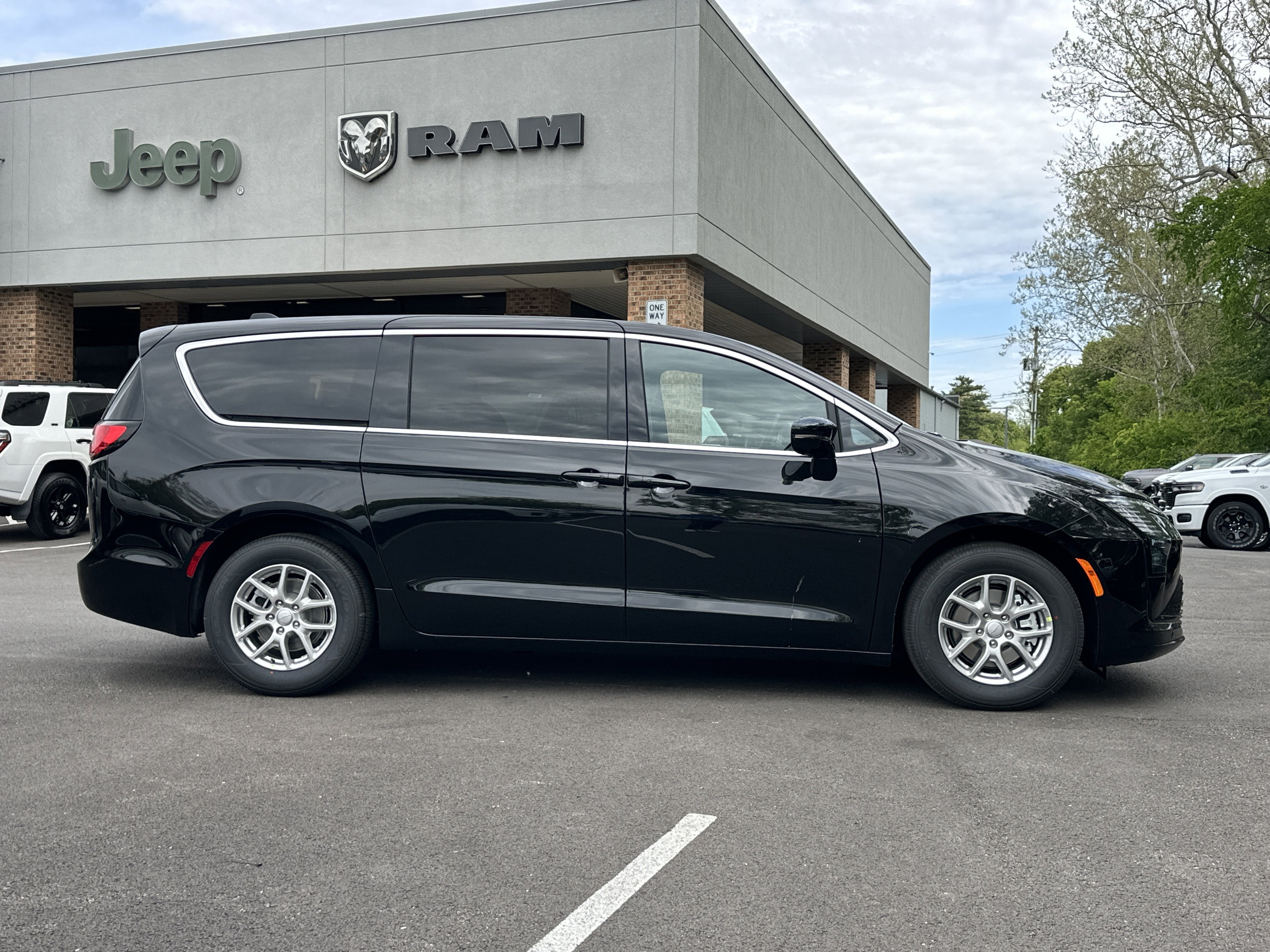 2027 Chrysler Pacifica Select