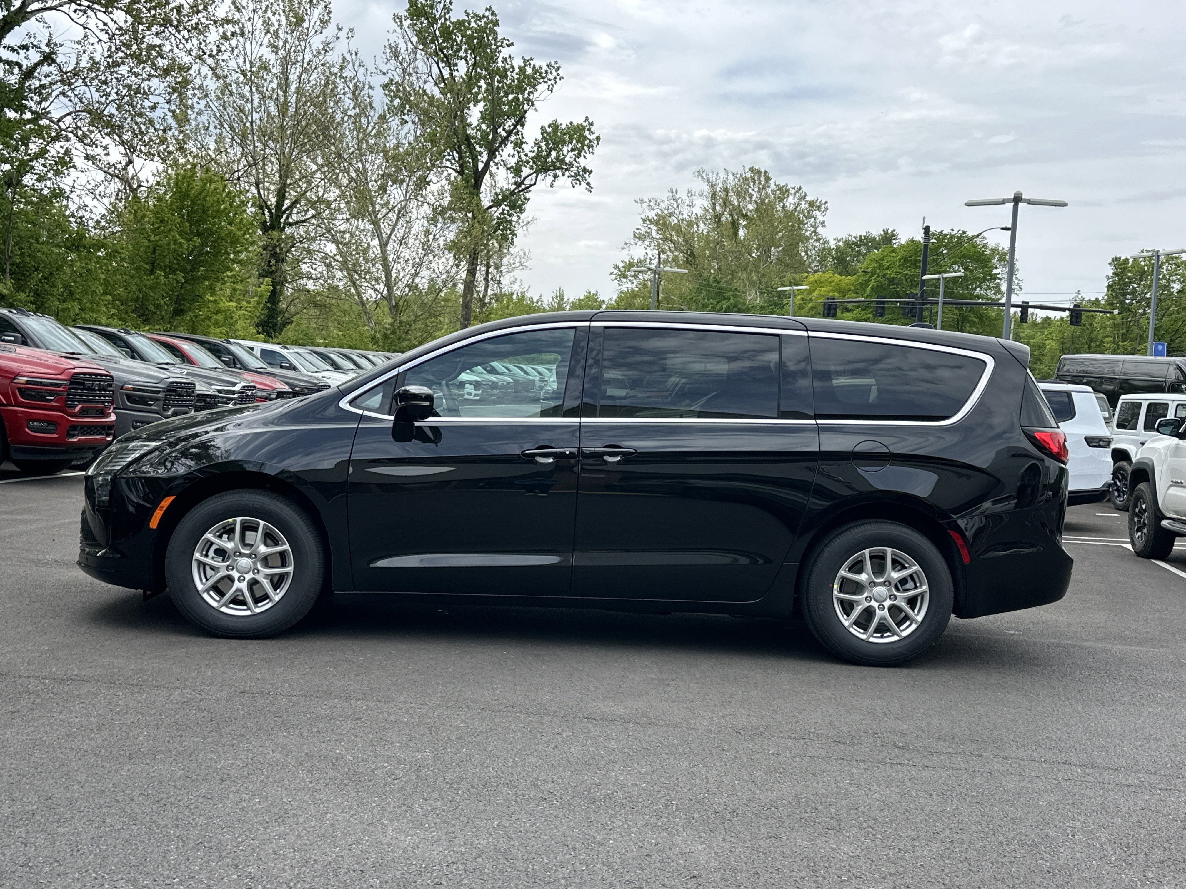 2027 Chrysler Pacifica Select