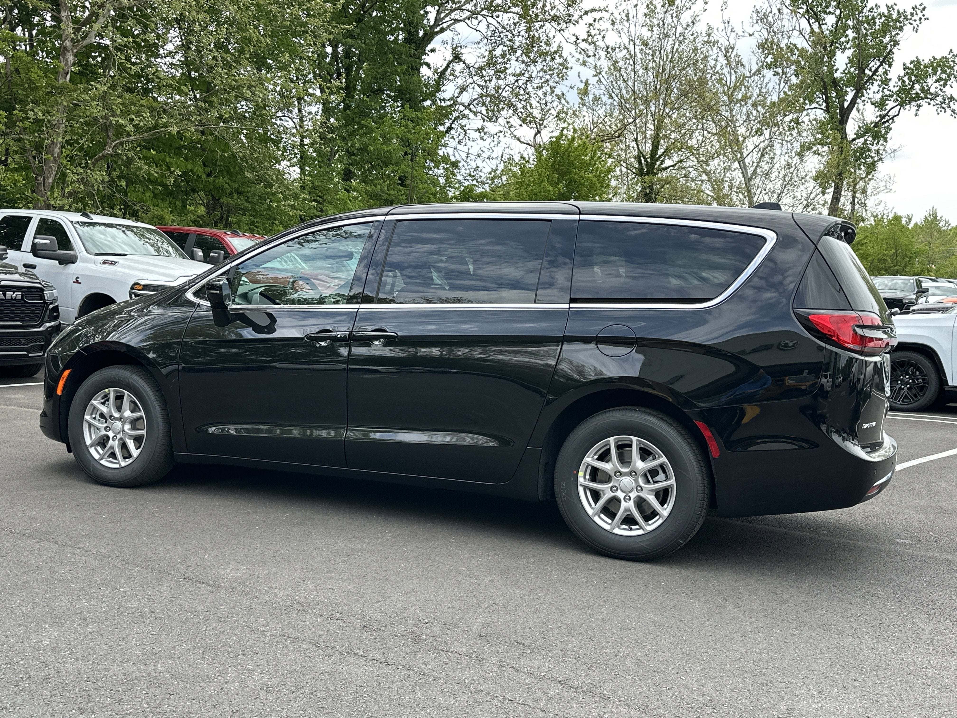 2027 Chrysler Pacifica Select
