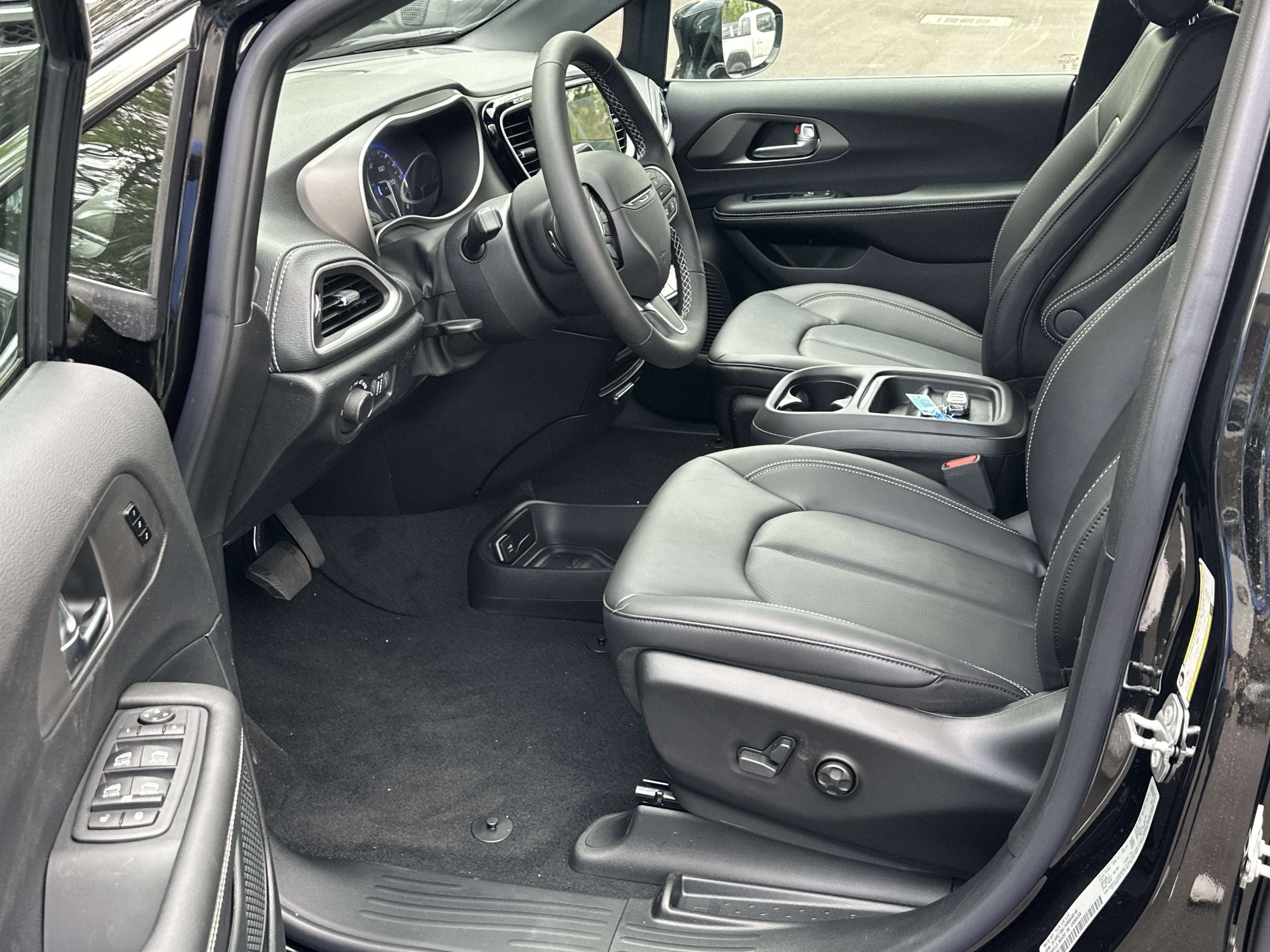 2027 Chrysler Pacifica Select
