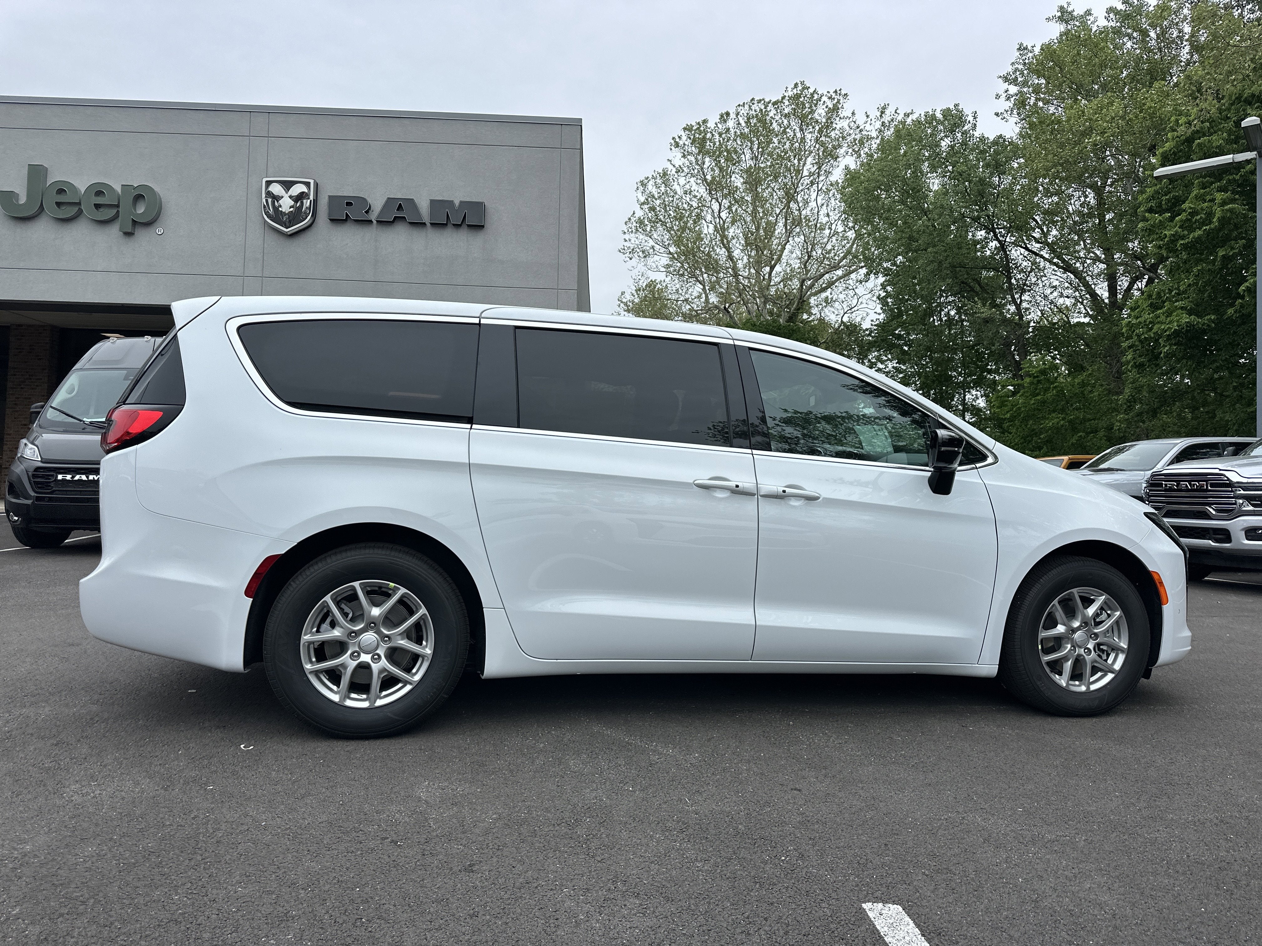2027 Chrysler Pacifica Select